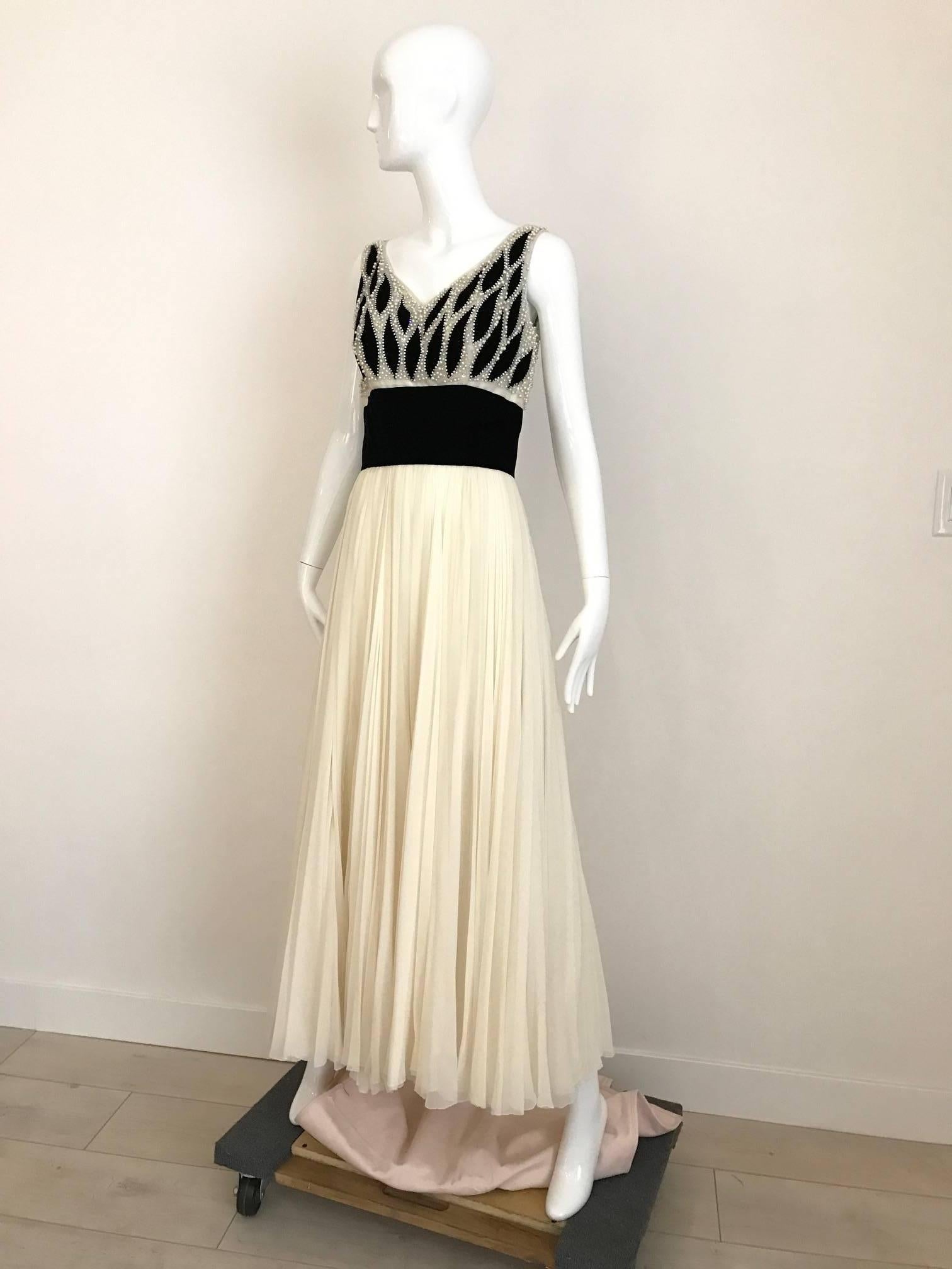 1950er Philip Hulitar Perlenbesetztes Kleid aus elfenbeinfarbenem und schwarzem Samt mit Perlenbesatz im Zustand „Gut“ im Angebot in Beverly Hills, CA