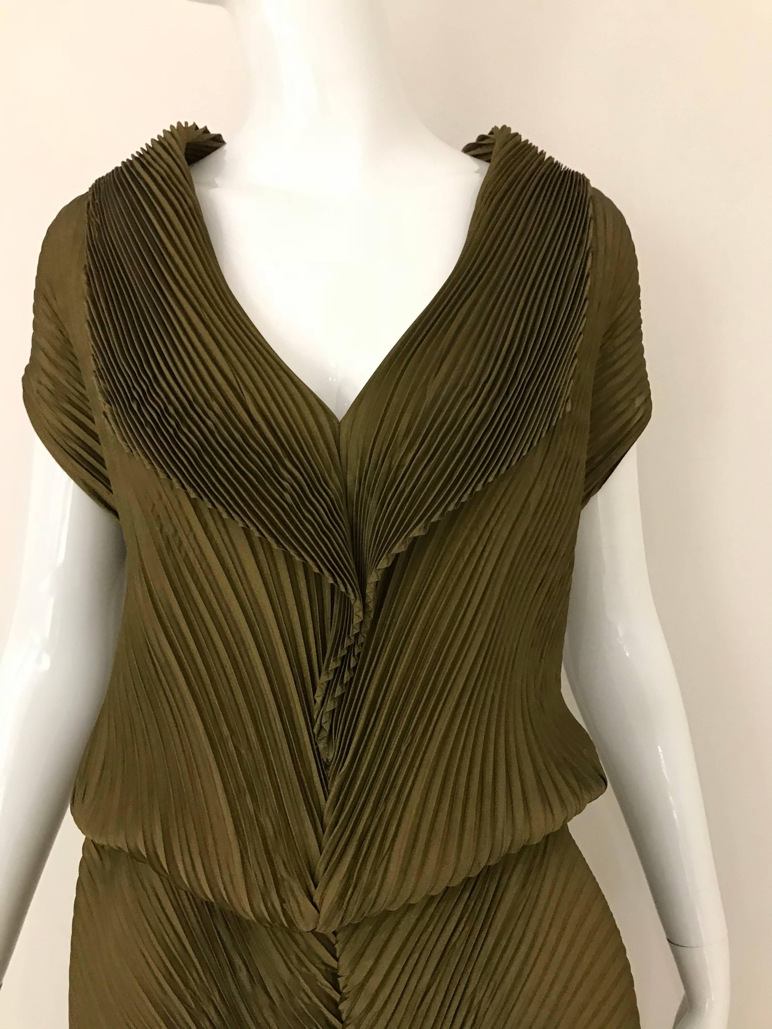 1990s ISSEY MIYAKE Metallic brownish Green Pleats Dress with architectural collar. Dress comes with sash. no zipper. 
Fit size 4/6/8/10 Small to Medium

Shoulder : 17”
B: 42”
W: 42”
H: 42”
L: 43” (front)
L: 57 1/2” (back)