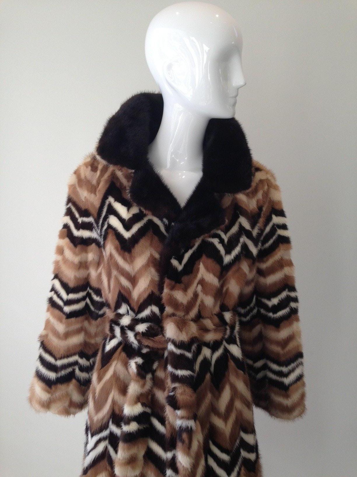 1970s Mink coat in chevron print.
There are stains inside the lining (see image)
Fit size 4 to 8 US size
Shoulder width : 17