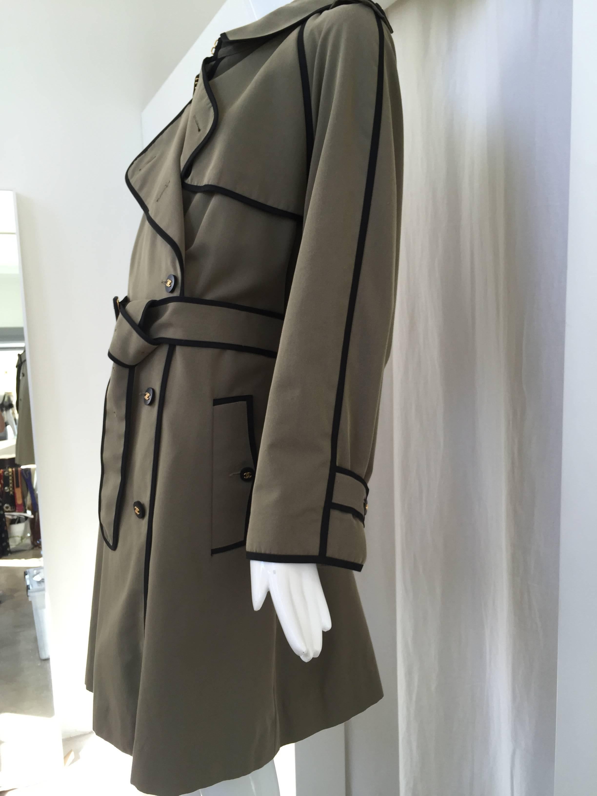 1980s CHANEL olive green cotton trench coat In Good Condition In Beverly Hills, CA