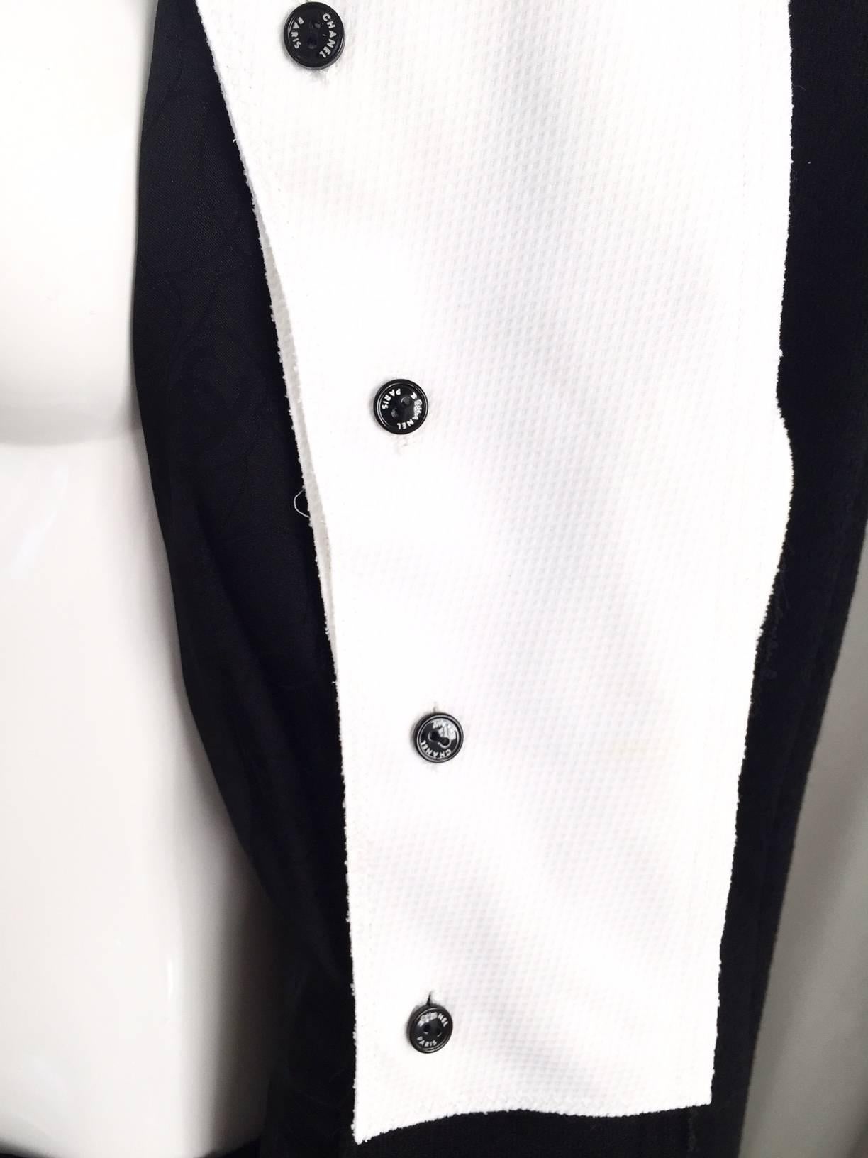 2007 CHANEL black and white fitted suit skirt set  In Excellent Condition In Beverly Hills, CA