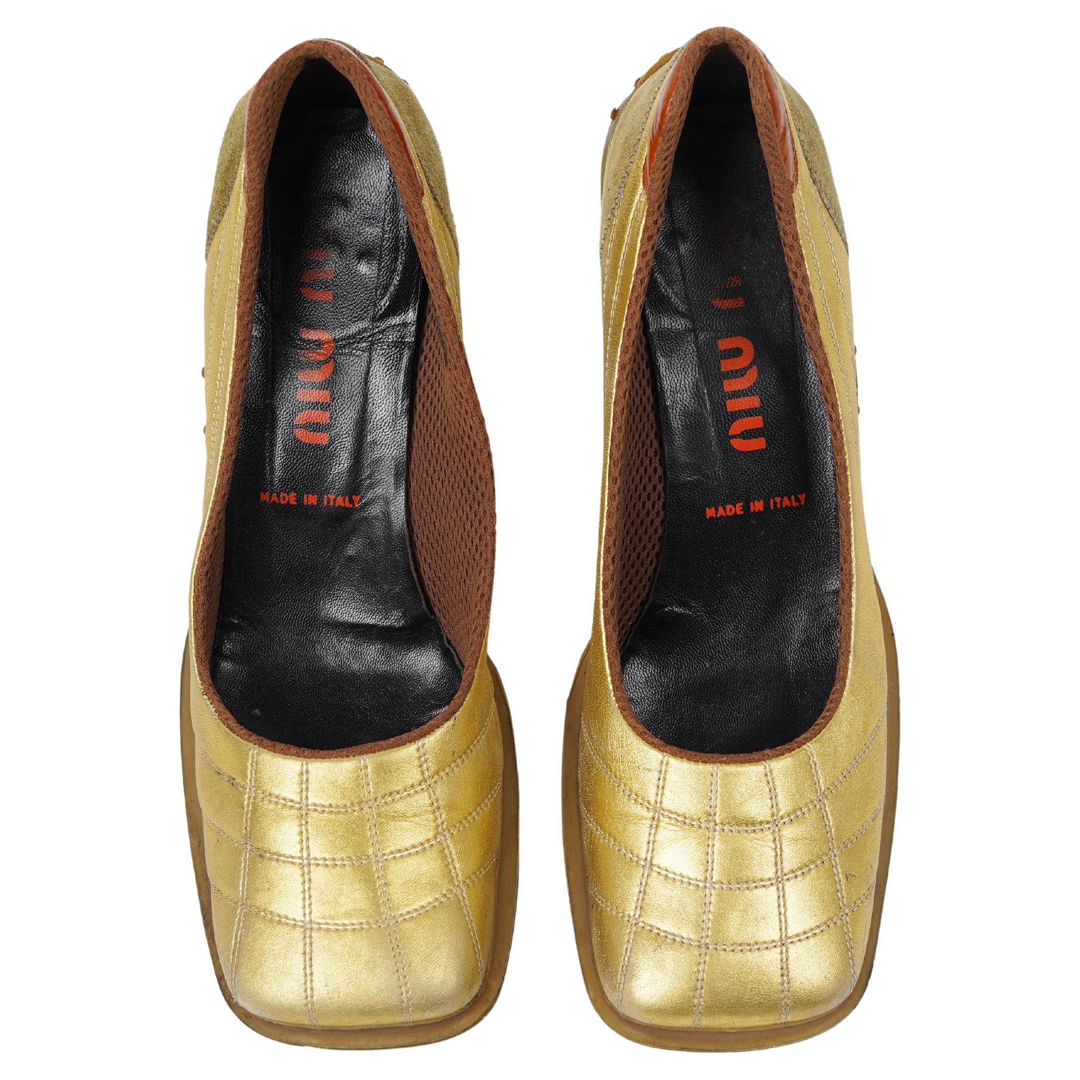 Diese Laufsteg-Absätze von Miu Miu aus Metallic-Gold mit Blasen-Sohle für die Wintersaison 1999 sind ein eindrucksvolles Beispiel für die kühne Designsprache der Marke. Die in Italien gefertigten Schuhe zeichnen sich durch einen einzigartigen Mix