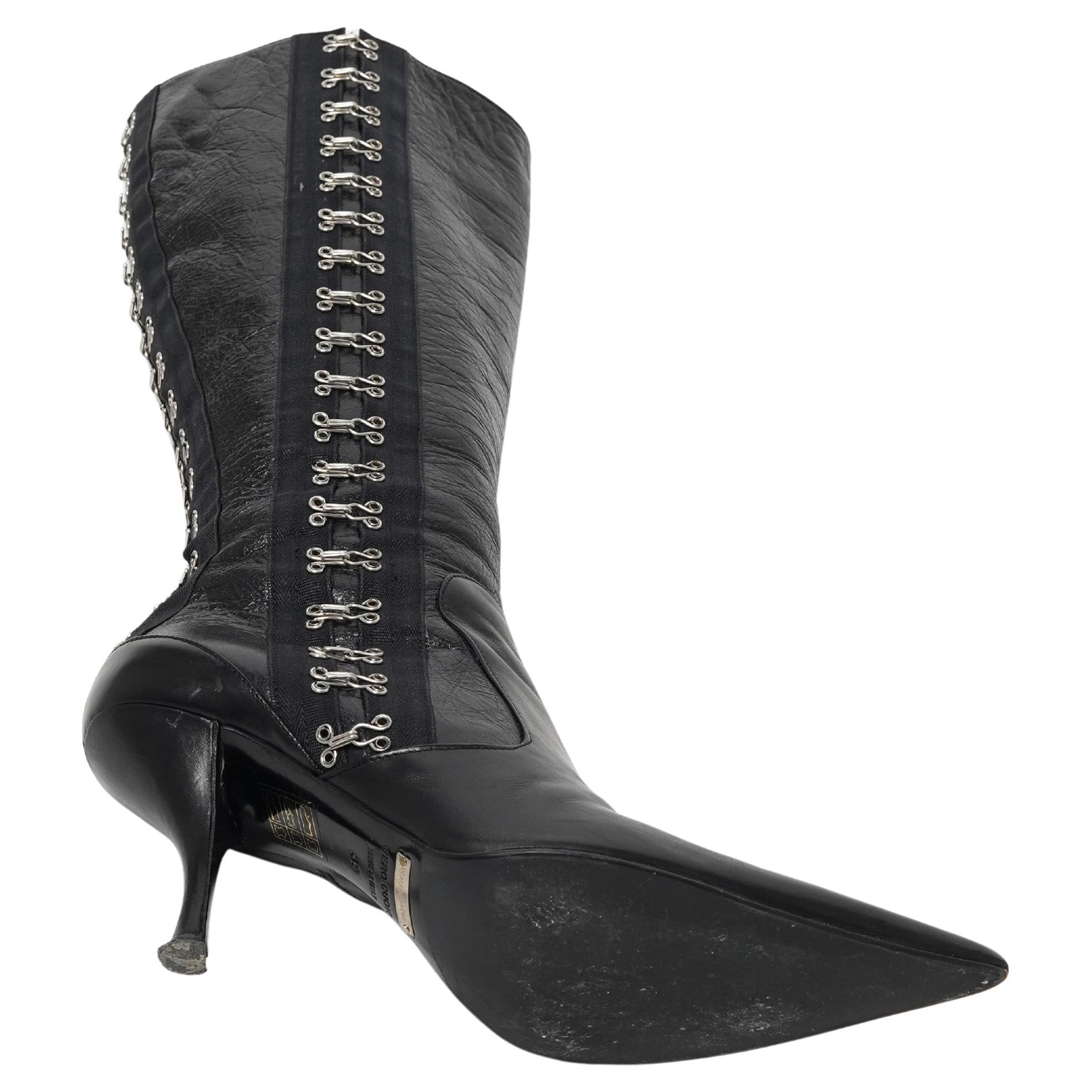 Donna Dolce & Gabbana A/I 2003 Stivali in pelle con chiusura a gancio e occhielli in nero in vendita