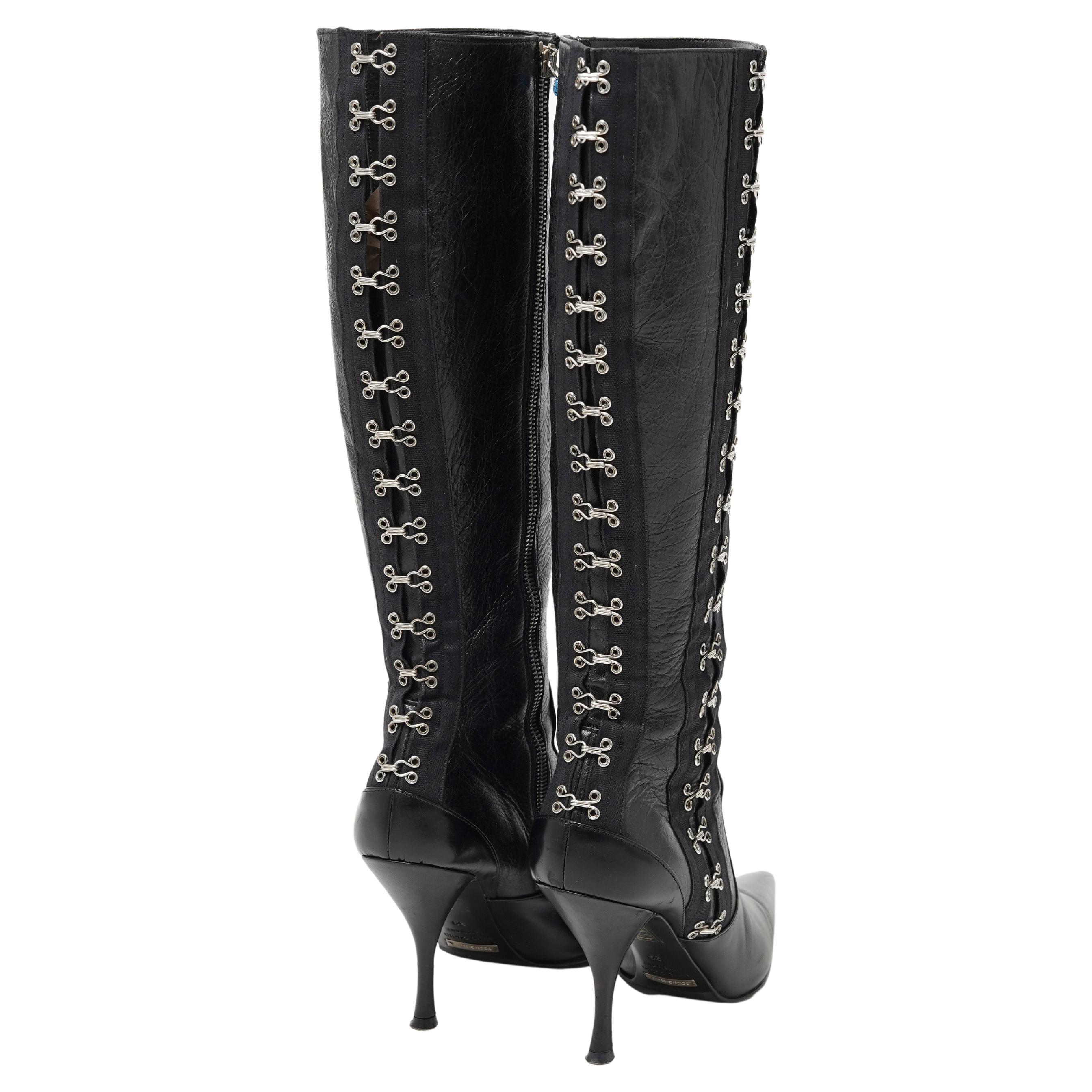 Dolce & Gabbana A/I 2003 Stivali in pelle con chiusura a gancio e occhielli in nero In condizioni buone in vendita a Berlin, DE