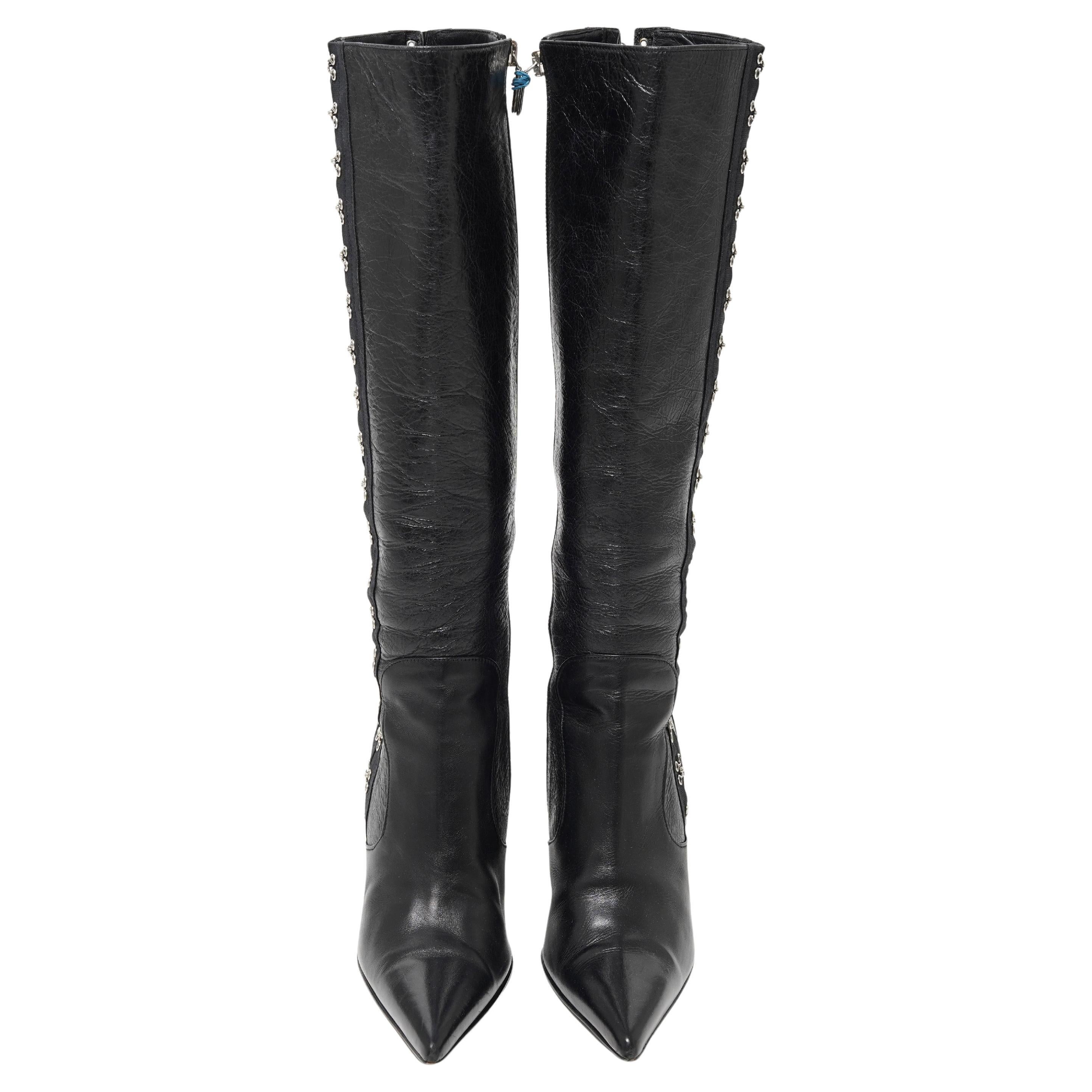 Questi stivali al ginocchio di Dolce & Gabbana della collezione Autunno/Inverno 2003 sono una straordinaria incarnazione della sensualità e della maestria del marchio dei primi anni 2000. Realizzate in pelle nera riccamente strutturata, presentano