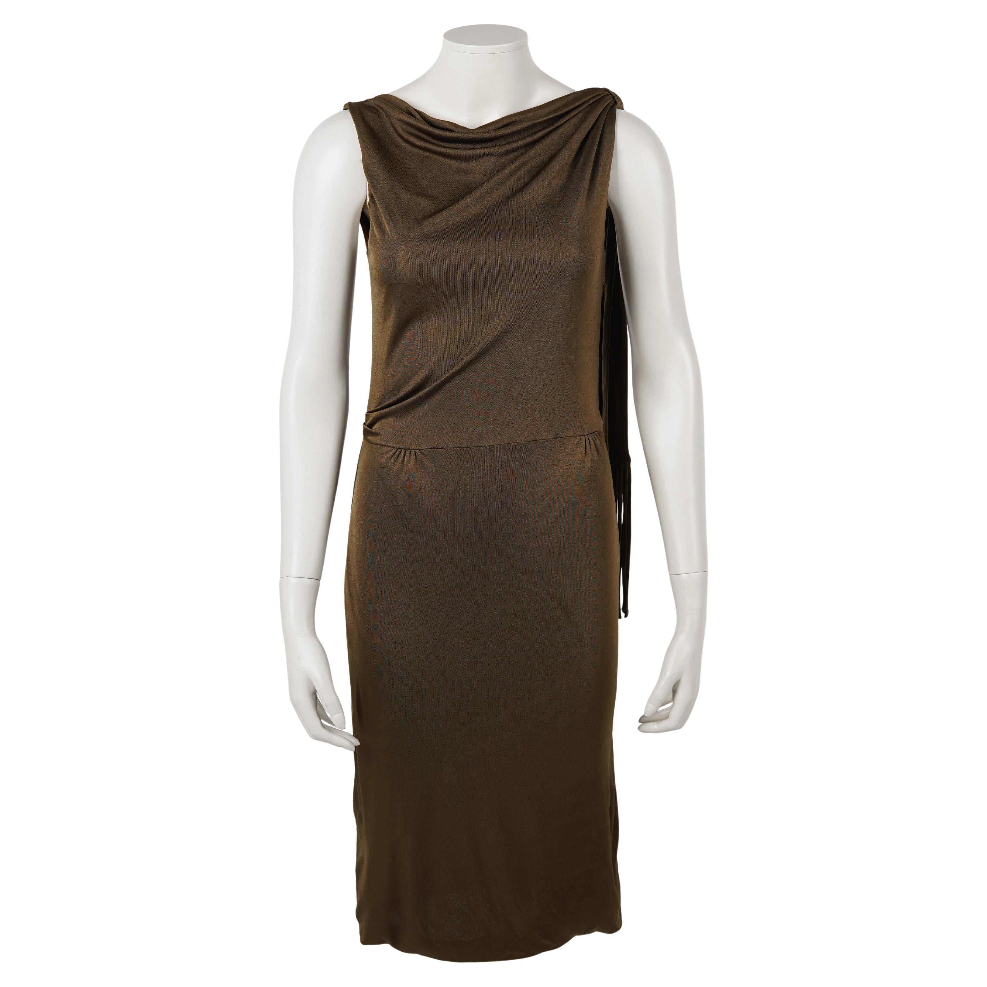 Dieses Kleid ist ein auffälliges Stück aus der Frühjahr/Sommer-Kollektion 2002 von Gucci, das von Tom Ford während seiner ikonischen Amtszeit für das Modehaus entworfen wurde. Er verkörpert die für Ford typische Mischung aus sinnlichem Minimalismus