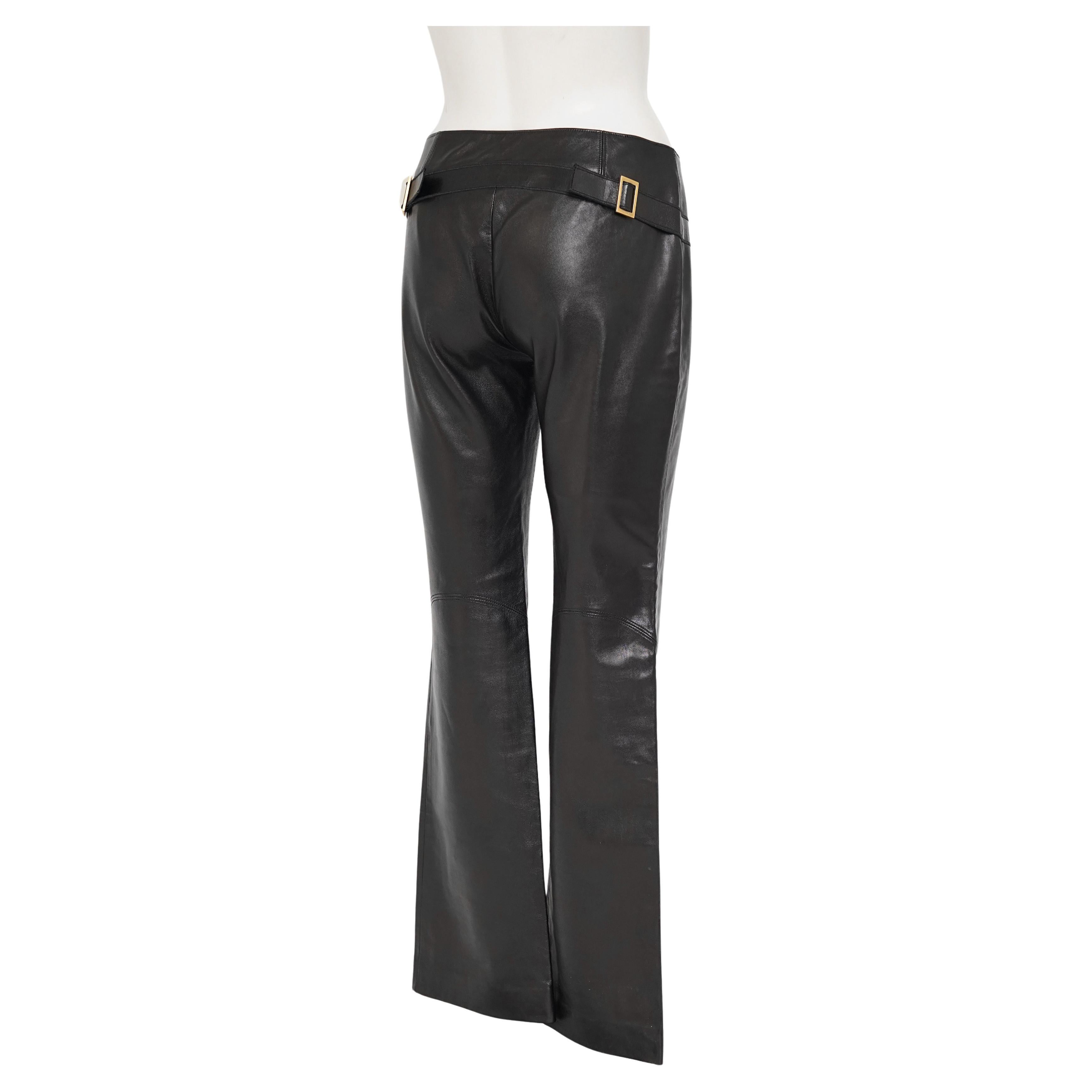 Questi pantaloni in pelle della collezione Gucci Autunno/Inverno 2003, disegnati da Tom Ford, sono la quintessenza dell'estetica sensuale e sartoriale dello stilista. Fondendo tessuti lussuosi con accenti utilitaristici, incarnano la provocante