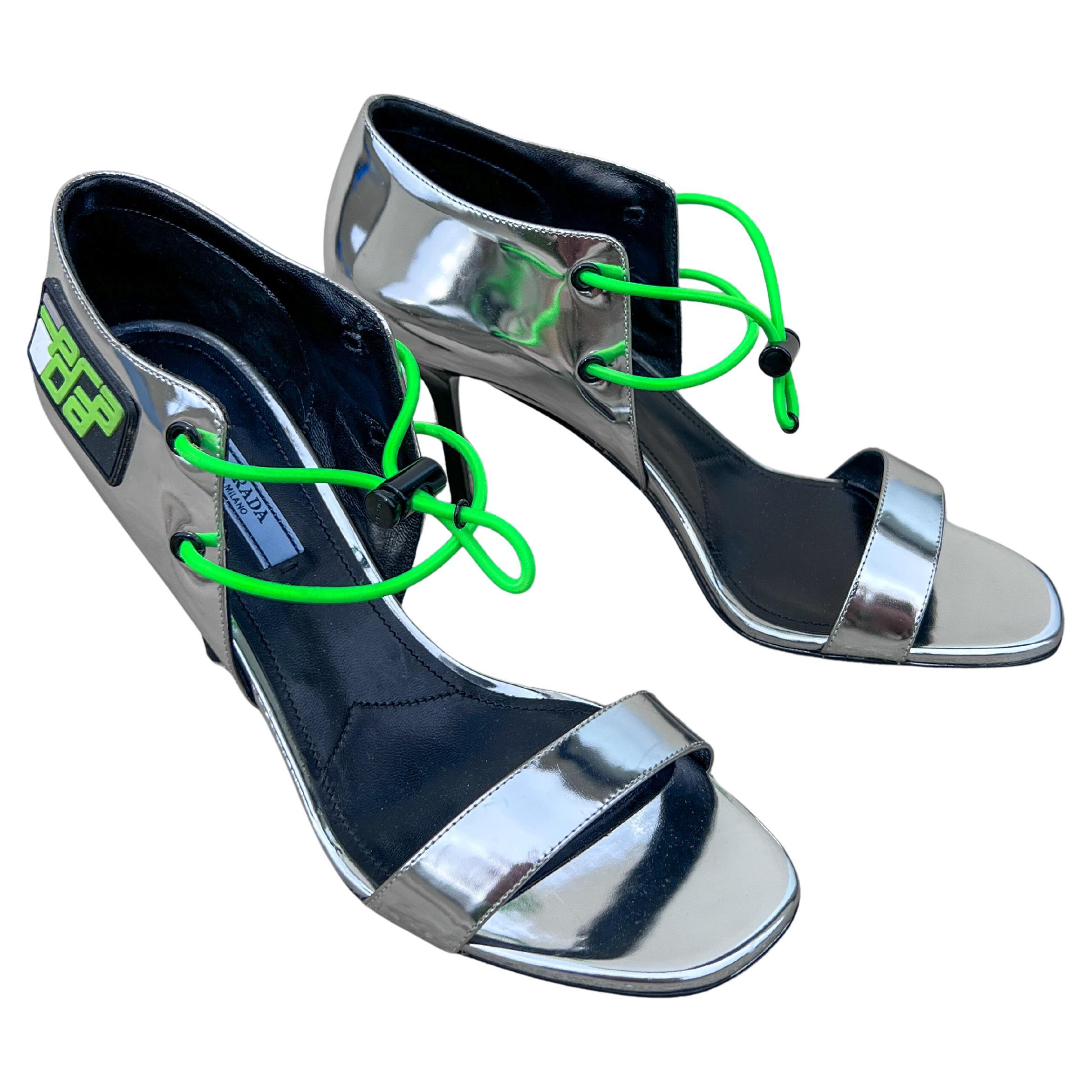 Prada F/W 2018 Runway Silver Techno Sport Lace-Up Heels with Neon Green Cord (Talons à lacets en techno argenté et corde vert fluo). en vente 6