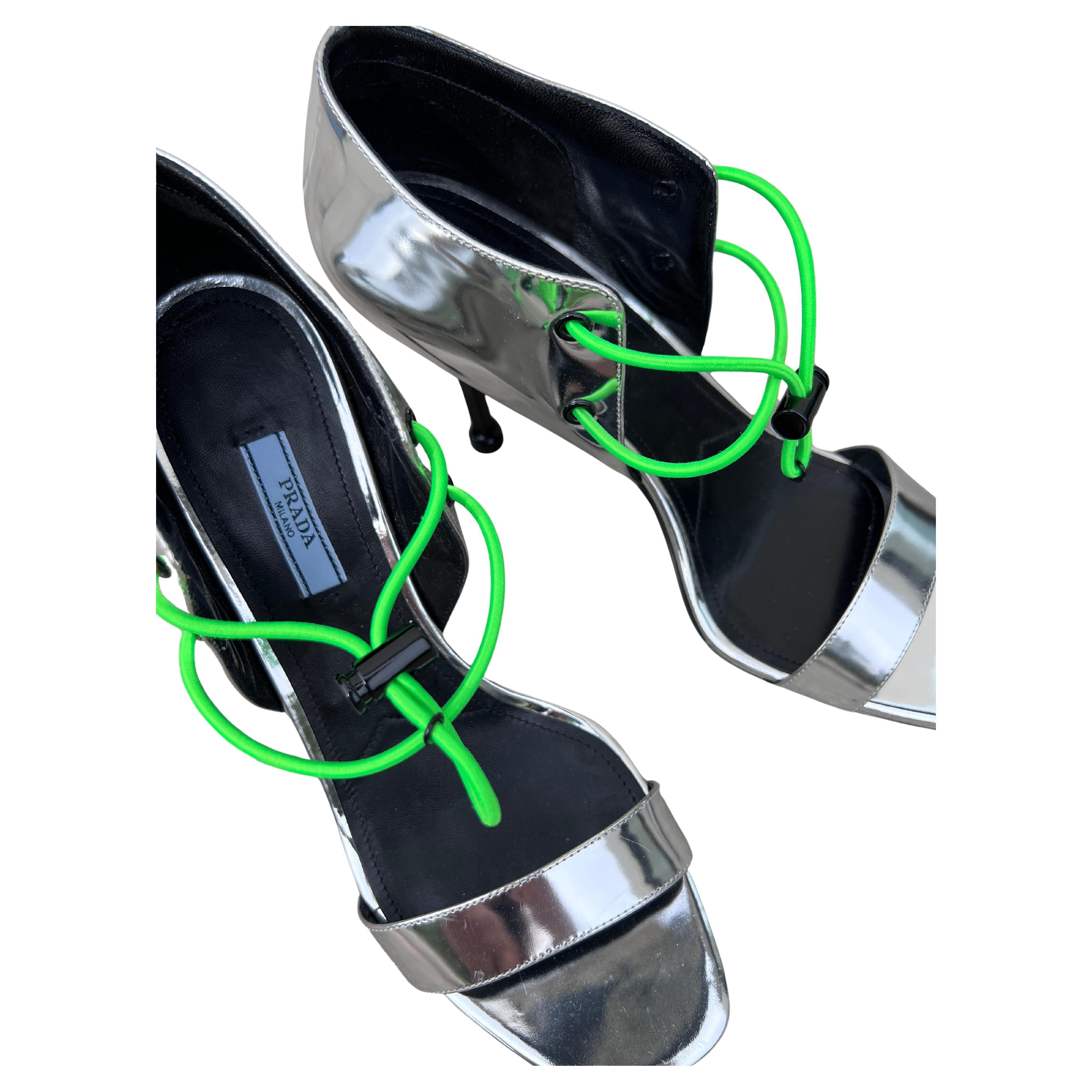 Prada F/W 2018 Runway Silver Techno Sport Lace-Up Heels with Neon Green Cord (Talons à lacets en techno argenté et corde vert fluo). en vente 4
