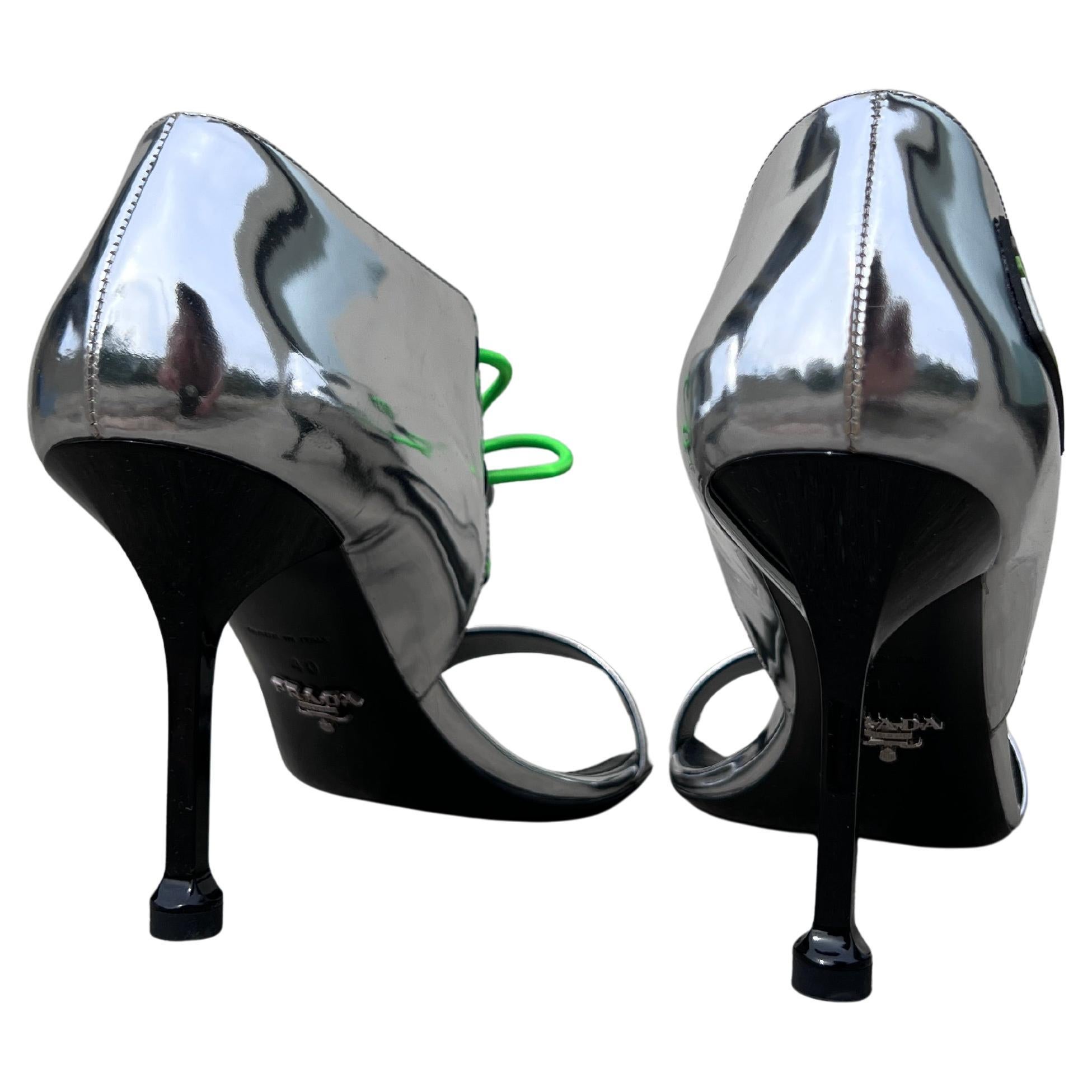 Prada F/W 2018 Runway Silver Techno Sport Lace-Up Heels with Neon Green Cord (Talons à lacets en techno argenté et corde vert fluo). en vente 3