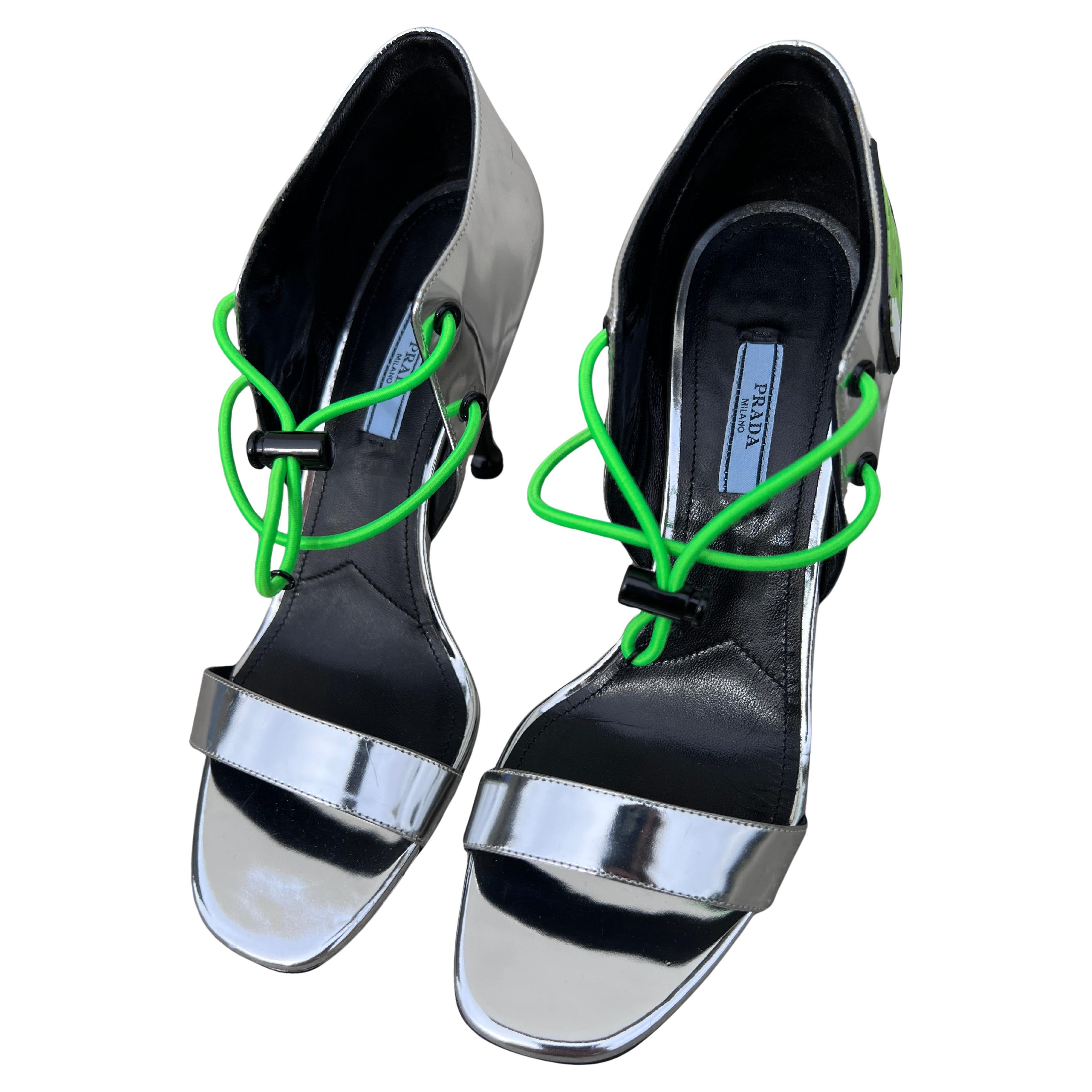 Prada F/W 2018 Runway Silver Techno Sport Lace-Up Heels with Neon Green Cord (Talons à lacets en techno argenté et corde vert fluo). Pour femmes en vente