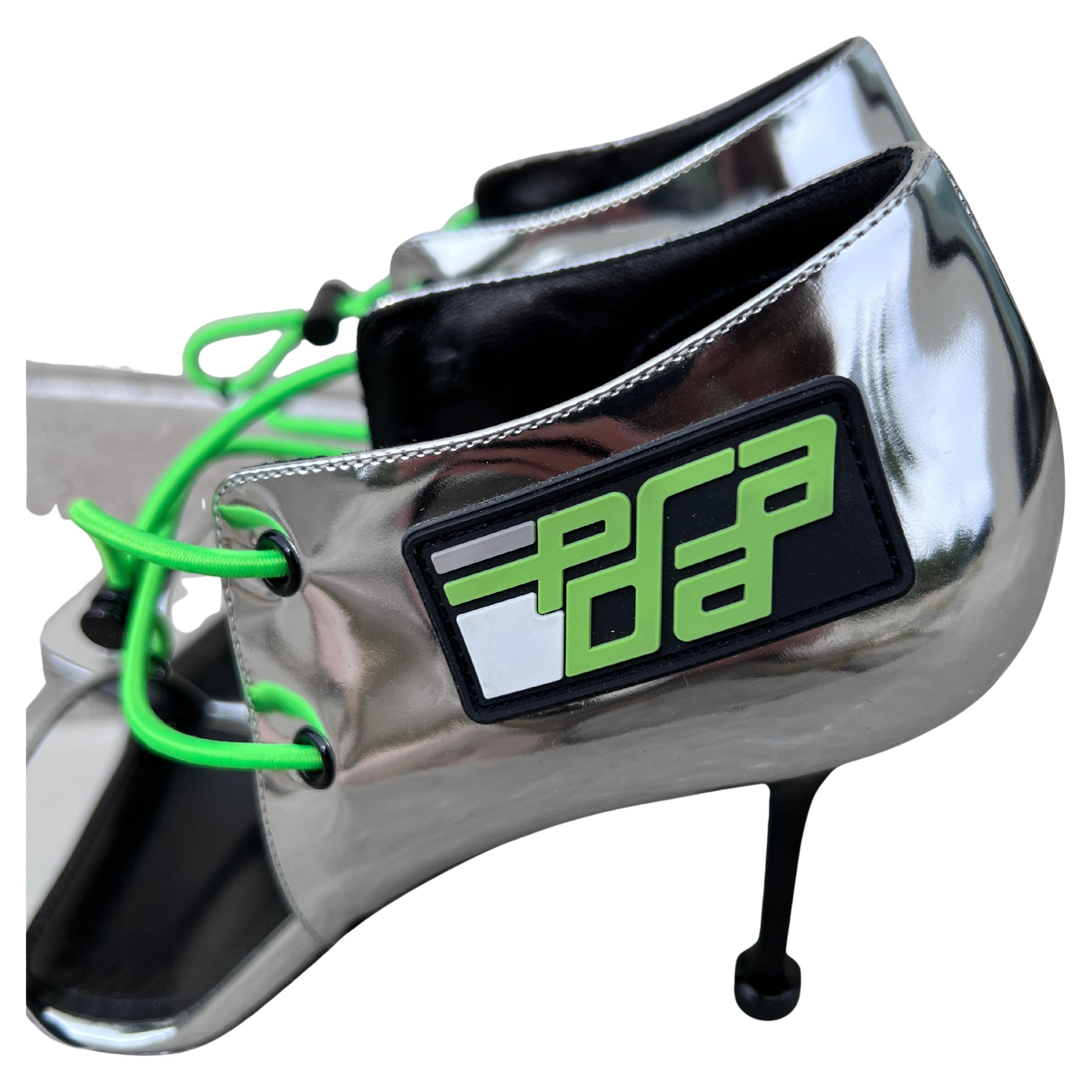 Prada F/W 2018 Runway Silver Techno Sport Lace-Up Heels with Neon Green Cord (Talons à lacets en techno argenté et corde vert fluo). Excellent état - En vente à Berlin, DE