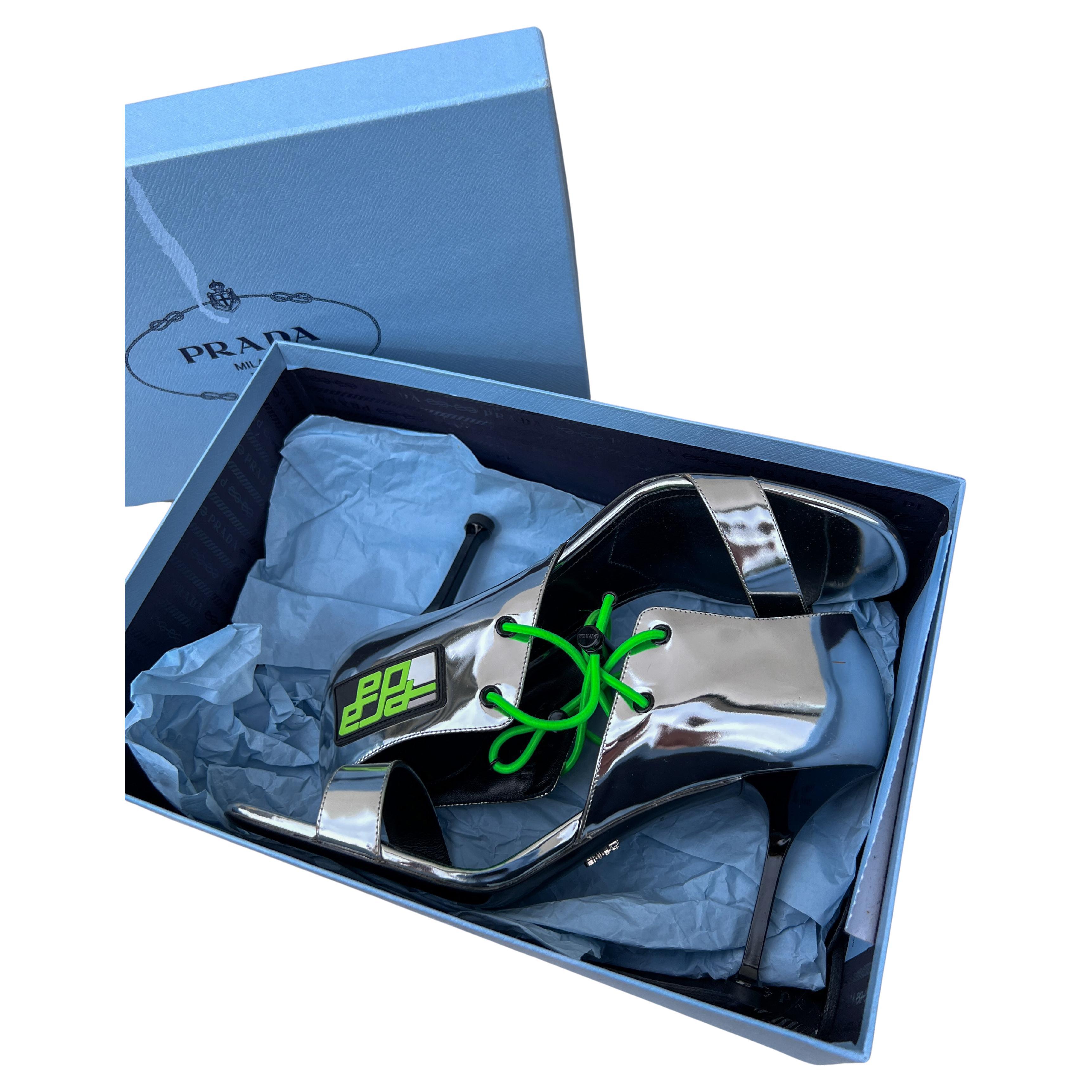 Noir Prada F/W 2018 Runway Silver Techno Sport Lace-Up Heels with Neon Green Cord (Talons à lacets en techno argenté et corde vert fluo). en vente