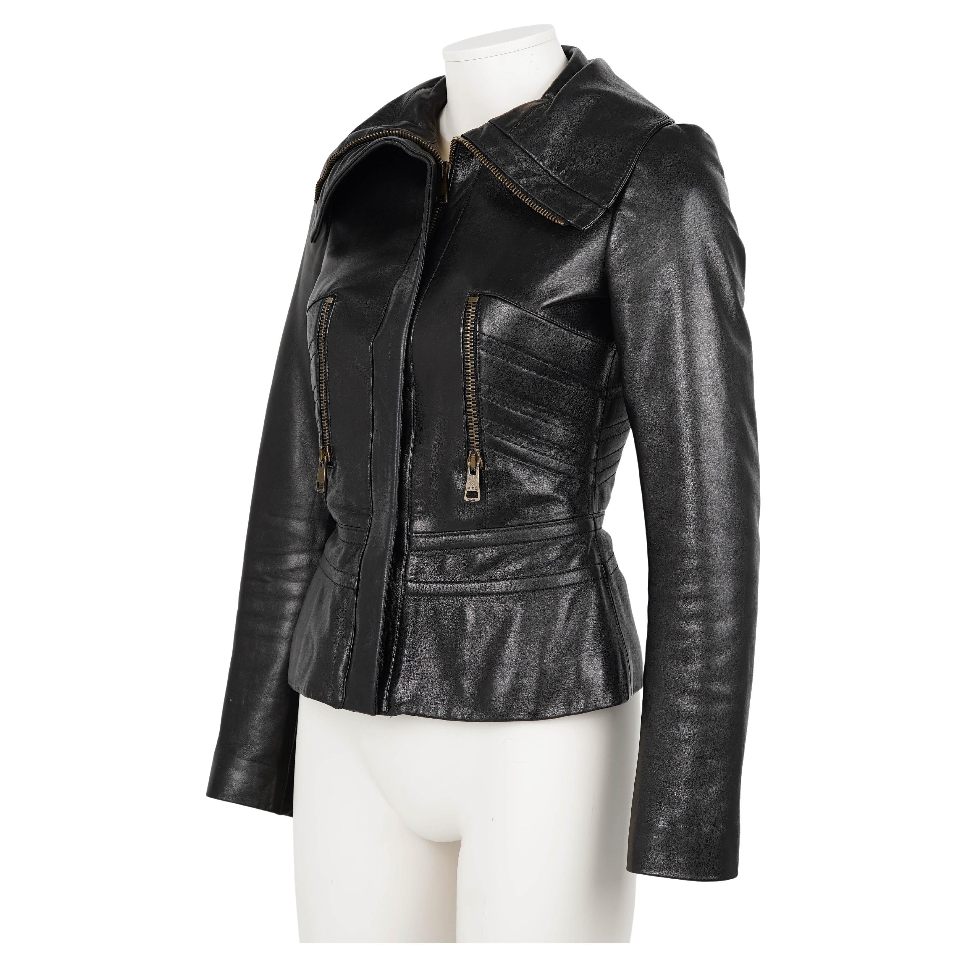 Un pezzo raro e da collezione dell'era Tom Ford for Gucci, risalente alla fine degli anni '90 e all'inizio degli anni 2000 (circa Autunno/Inverno 1998-2001). Questa giacca dal taglio impeccabile esemplifica la visione tipica di Ford di sensualità