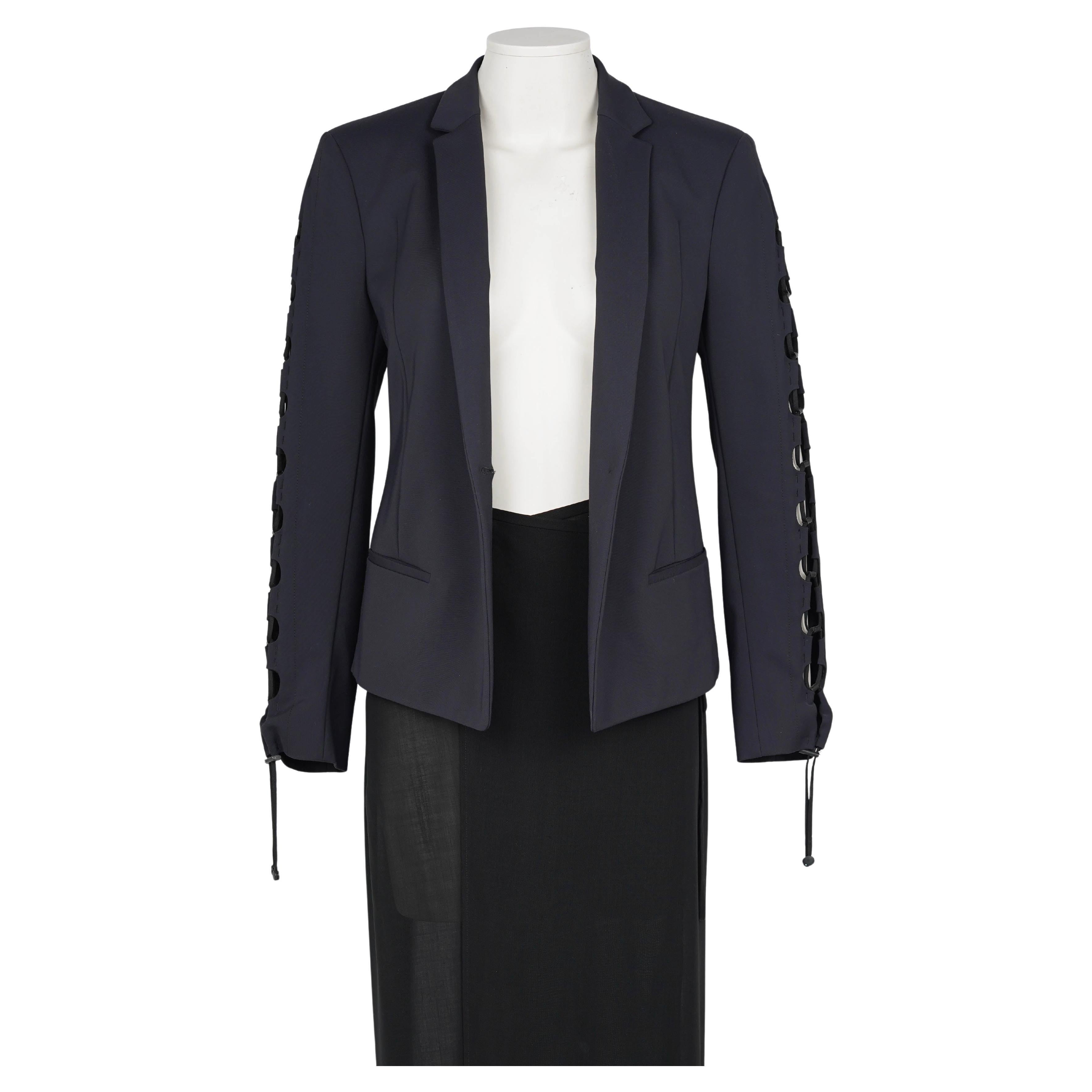 Blazer de tailleur rare et de collection de la collection printemps/été 2010 de Gucci, conçue sous la direction créative de Frida Giannini. Une silhouette élégante et structurée, fabriquée à partir d'un mélange de tissus extensibles de haute qualité