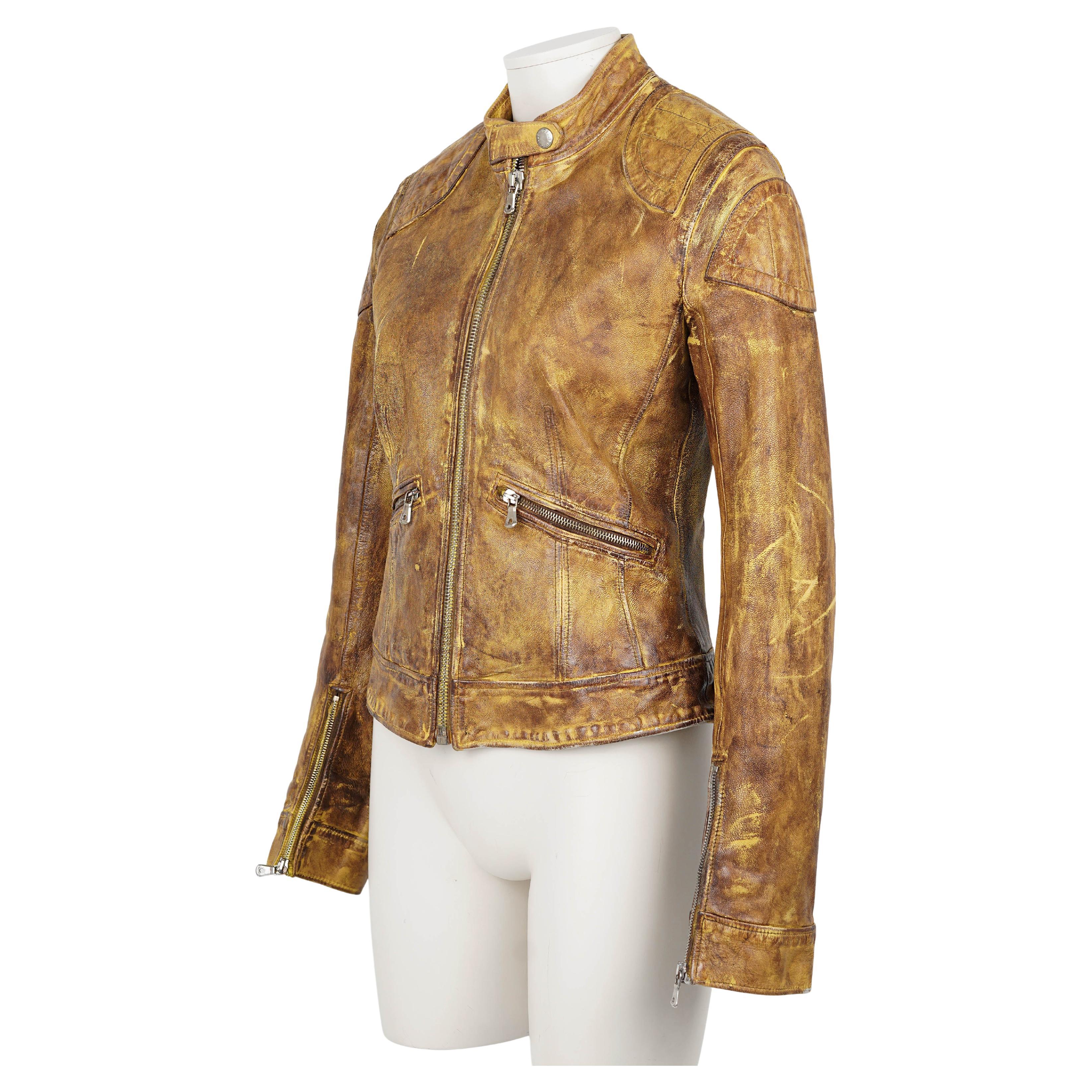 Una rara giacca in stile biker di Dolce & Gabbana dei primi anni 2000, realizzata in Italia con pelle di capra al 100% e con una distintiva finitura trattata a mano nei toni del giallo e del marrone. Questo capo è caratterizzato da una silhouette