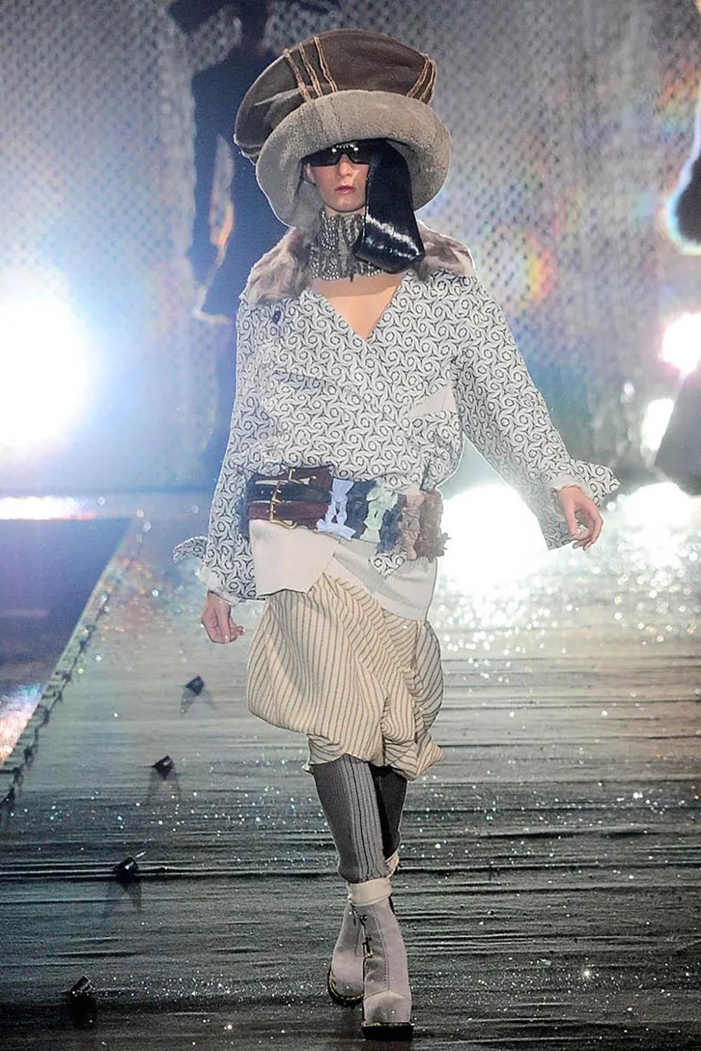 John Galliano A/I 2010: abito in seta con abbellimento in Swarovski in vendita 4
