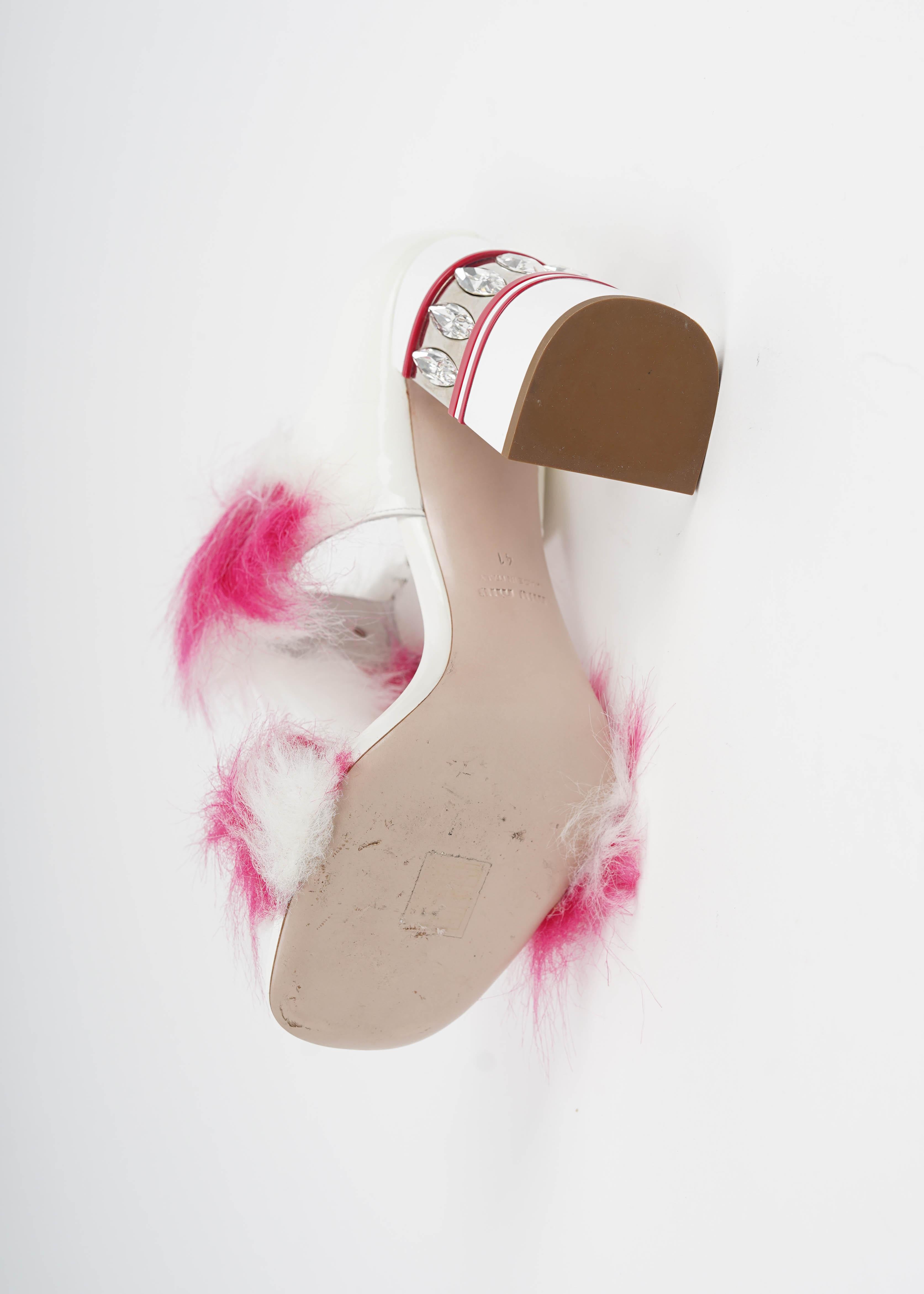 Miu Miu Herbst/Winter 2017 Rosa & Weiß Kunstpelz-Kristallabsatz-Sandalen - Größe 41 im Angebot 9