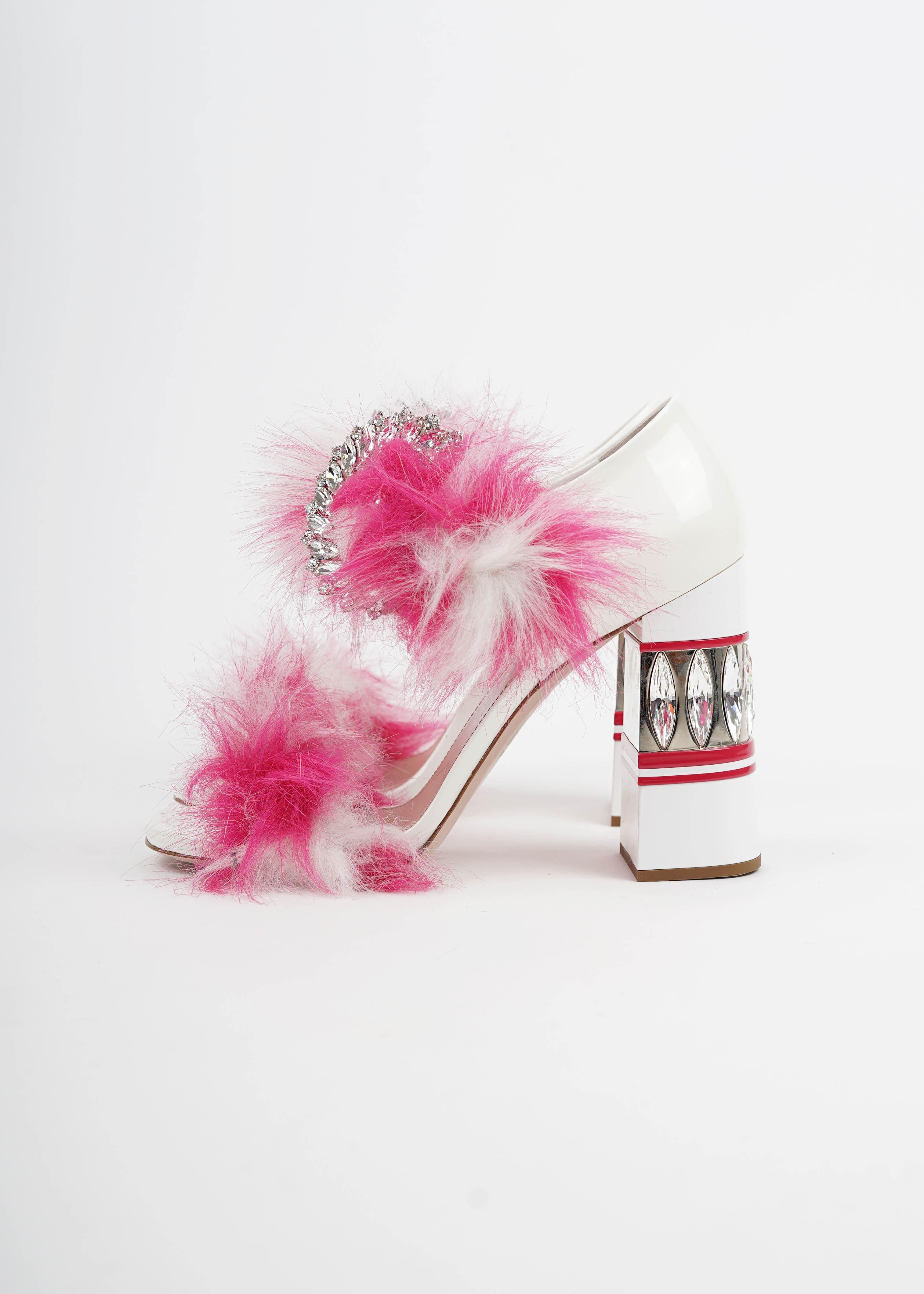Diese auffälligen Sandalen aus der verspielten und opulenten Herbst/Winter-Kollektion 2017 von Miu Miu vereinen Vintage-Glamour mit kühnem Statement-Design. Die in Italien gefertigten Absätze sind mit rosa und weißem Kunstpelzbesatz an den Riemen