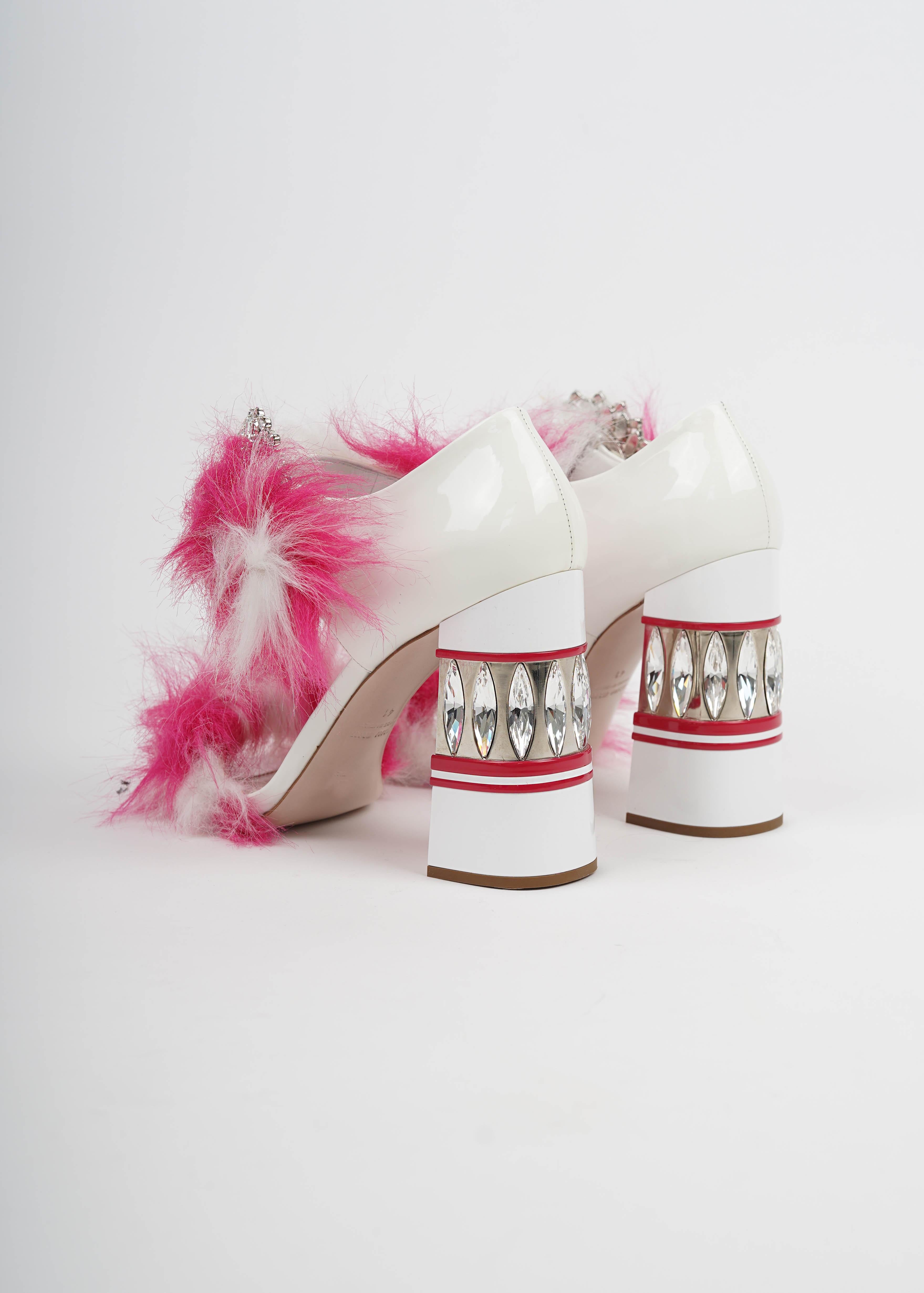 Miu Miu Herbst/Winter 2017 Rosa & Weiß Kunstpelz-Kristallabsatz-Sandalen - Größe 41 (Beige) im Angebot