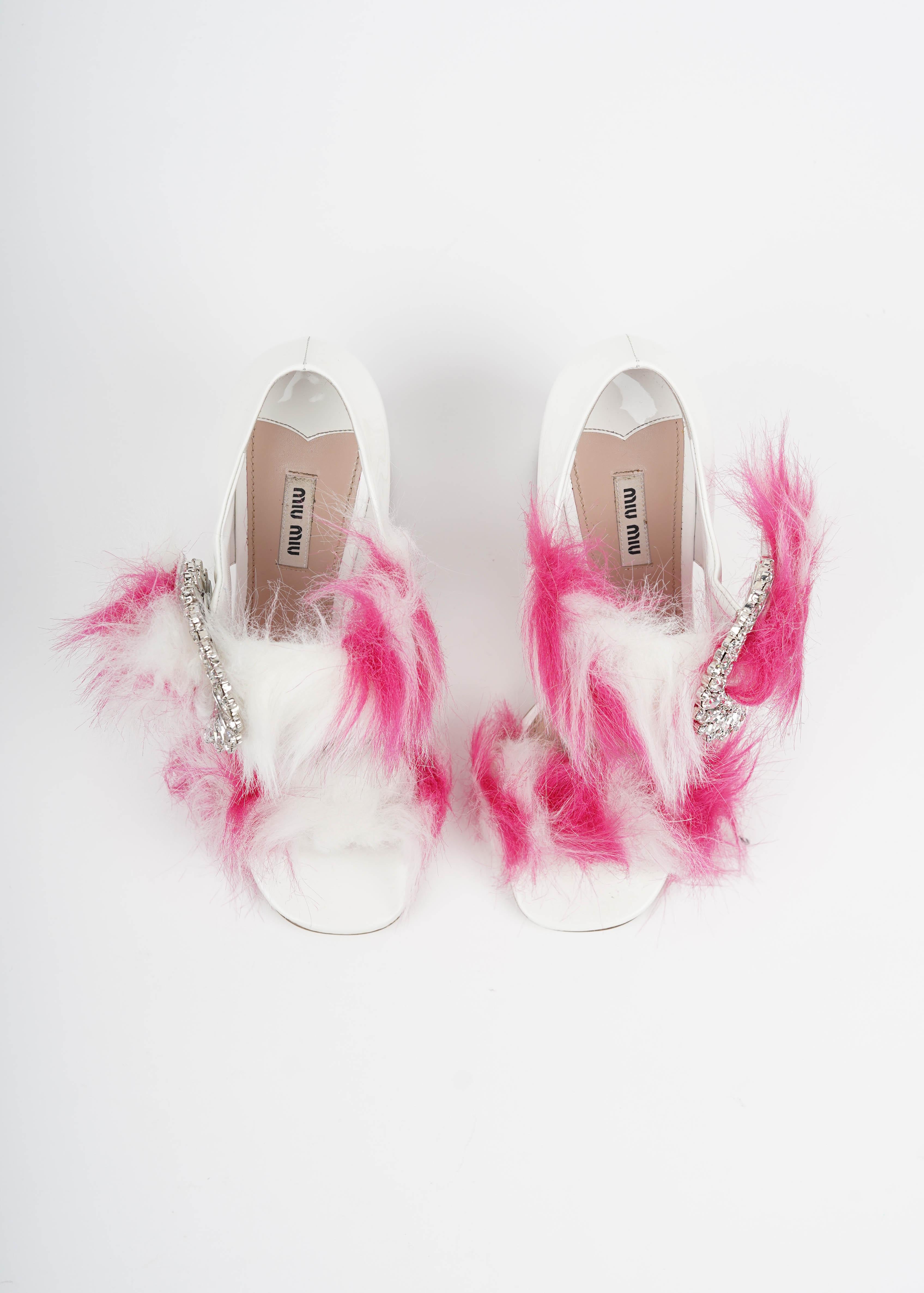 Miu Miu Herbst/Winter 2017 Rosa & Weiß Kunstpelz-Kristallabsatz-Sandalen - Größe 41 im Angebot 7