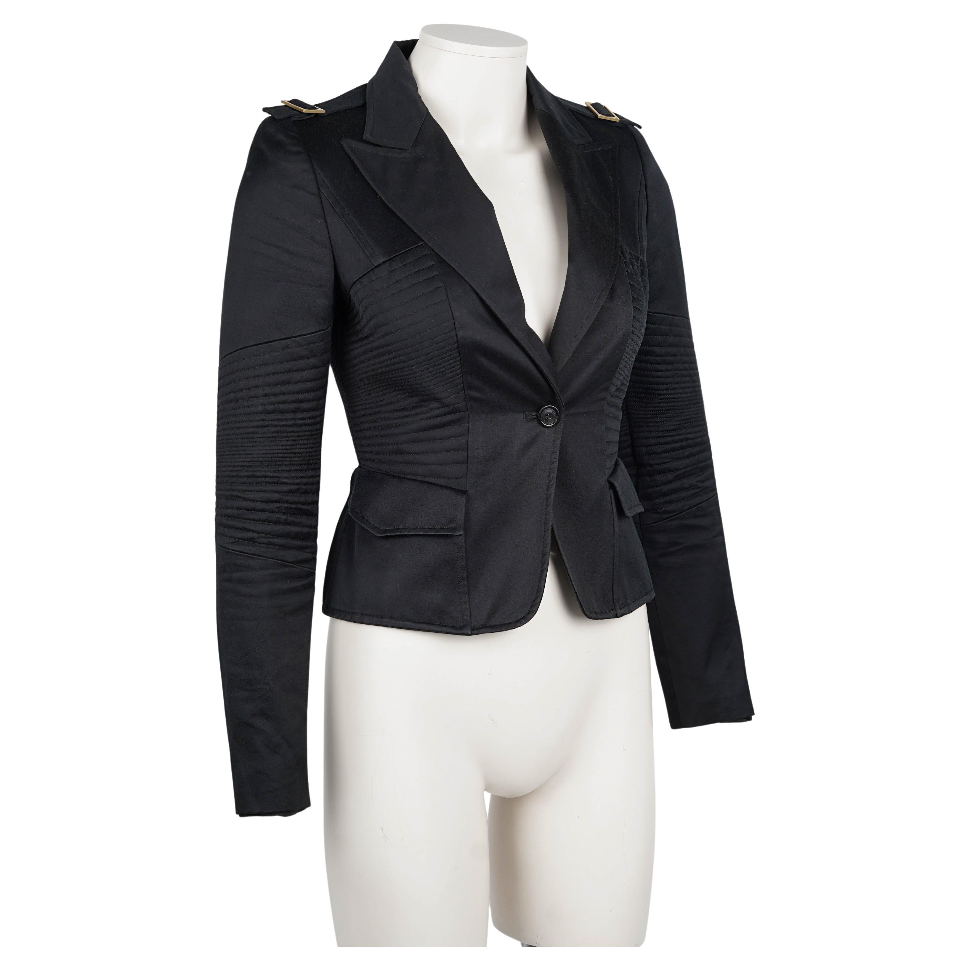 Diese strukturierte schwarze Jacke aus Tom Fords unvergesslicher Herbst/Winter-Kollektion 2003 für Gucci ist ein eindrucksvolles Beispiel für seine kühne, sinnliche Schneiderkunst. Das in Italien aus 100 % Baumwolle gefertigte Kleidungsstück
