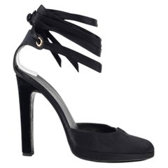 Gucci par Tom Ford, défilé automne-hiver 2004 : escarpins à talons enveloppants en velours noir et satin de soie