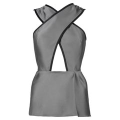Prada, collection printemps-été 2010 : haut à basque ajouré en mélange de soie gris argenté, vu lors du défilé, référence IT38