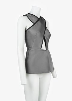 Prada, collection printemps-été 2010 : haut à basque ajouré en mélange de soie gris argenté, vu lors du défilé, référence IT38