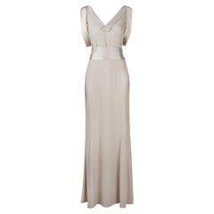 Vestido de noche color champán de Gucci, diseñado por Frida Giannini en 2008, con dos estolas a juego, talla IT40
