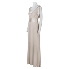 Vestido de noche color champán de Gucci, diseñado por Frida Giannini en 2008, con dos estolas a juego, talla IT40