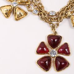 Chanel Goldfarbenes, rotes, mehrstrangiges, mit Stein verziertes Blumenhalsausschnitt und Blumenmuster