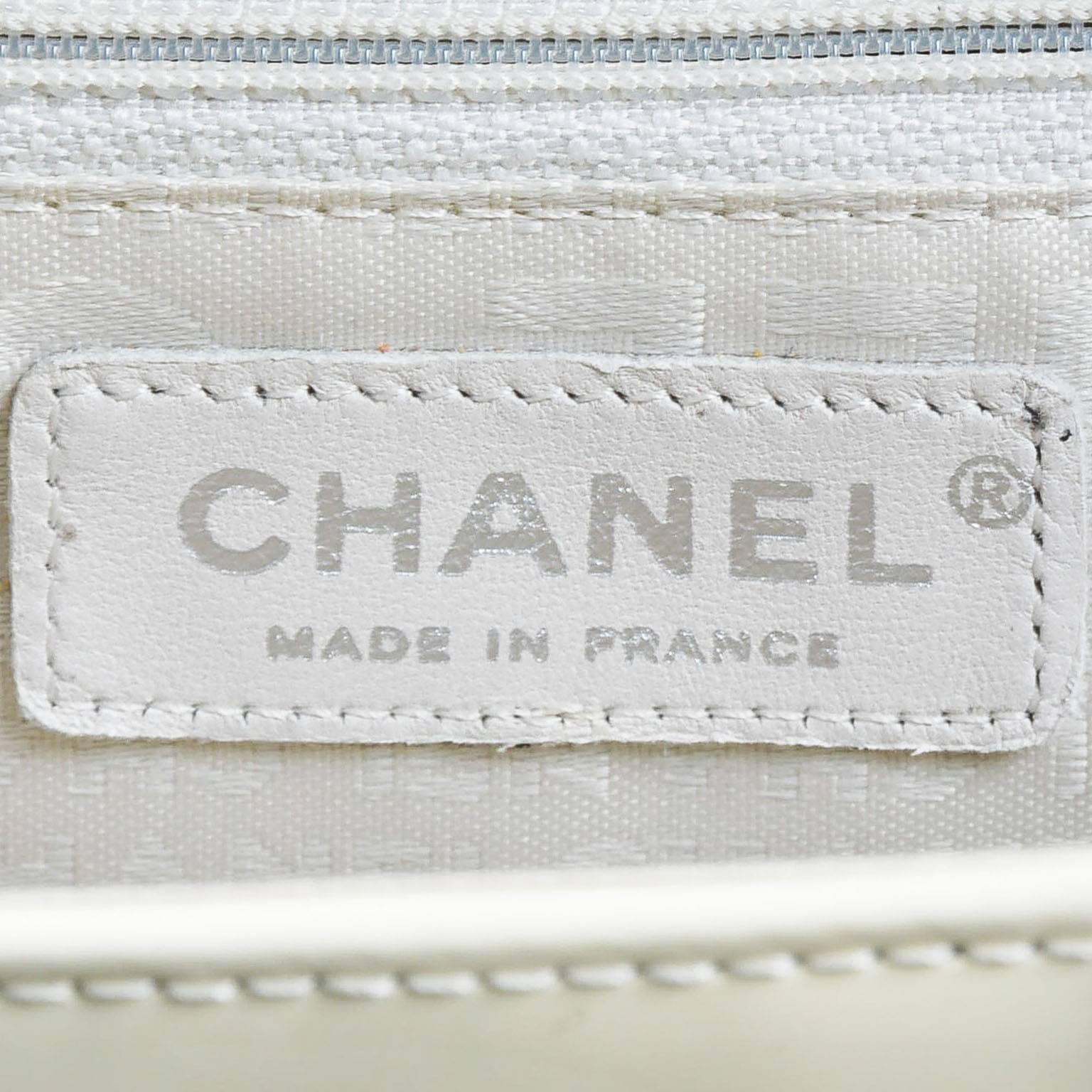 Chanel Cream Silver Tone Quilted Patent Leather 'CC' Logo Flap Chain Strap Bag For Sale 3
