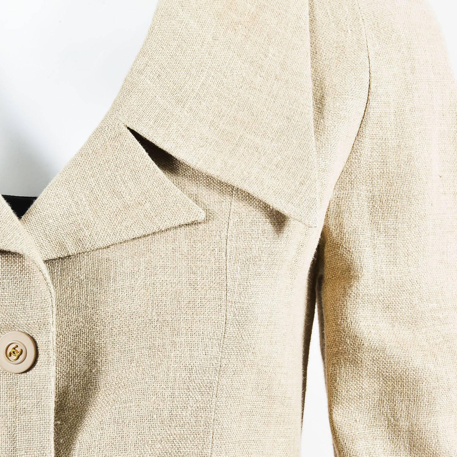 Women's Vintage Chanel 94P Tan Linen Gold Tone 'CC' Button Jacket SZ 36 For Sale