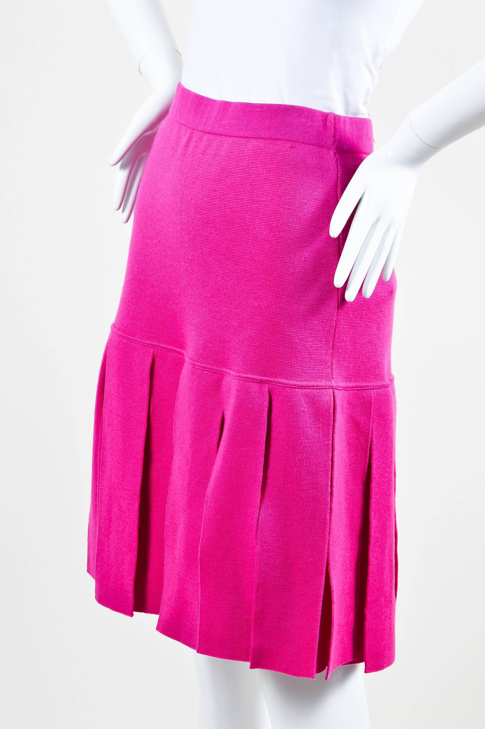 Vintage Chanel Boutique Magenta Pink Wool Knit Pleated Knee Length Skirt SZ 40 In Good Condition For Sale In Chicago, IL