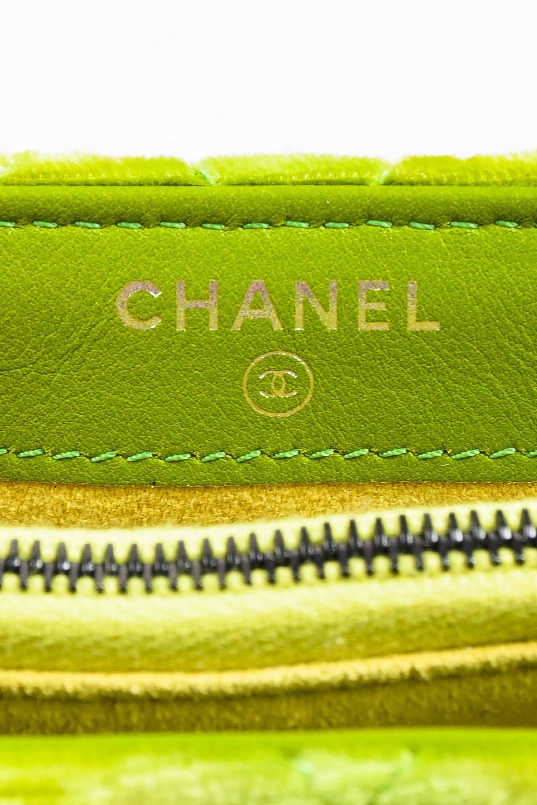 Women's Chanel Lime Green Quilted Velvet Chain Link Shoulder Strap Small Clutch Bag