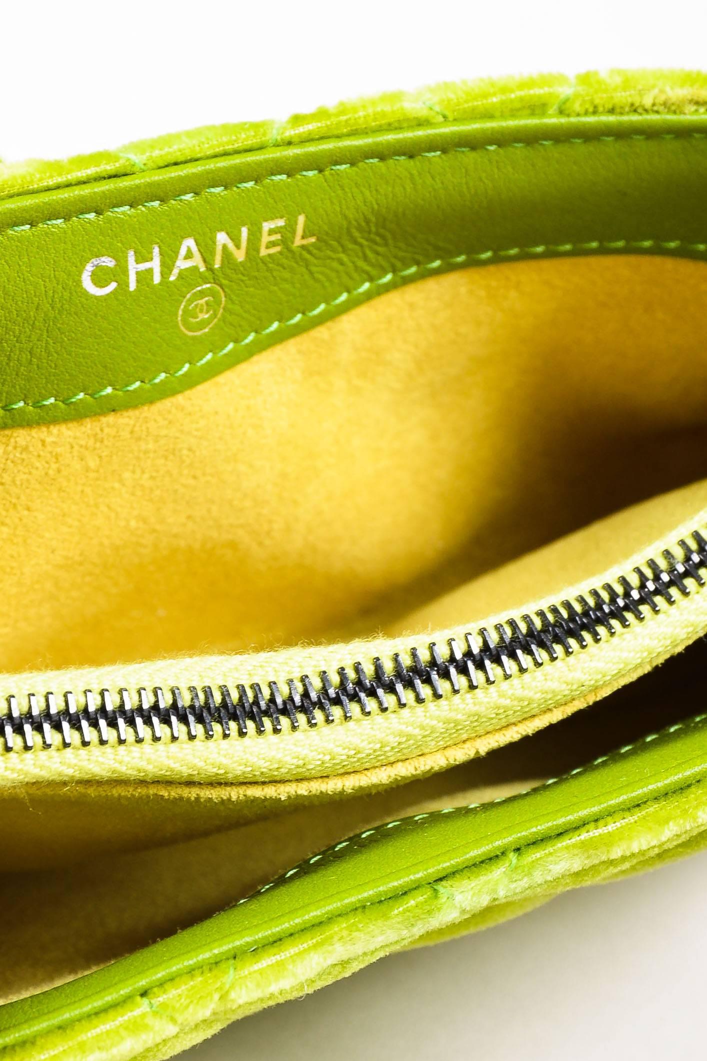 Chanel Lime Green Quilted Velvet Chain Link Shoulder Strap Small Clutch Bag In Excellent Condition In Chicago, IL