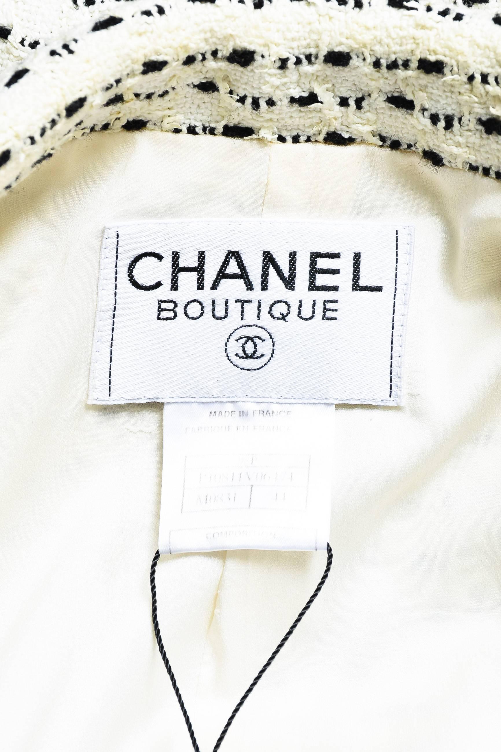 Women's Vintage Chanel Boutique White & Black Textured Knit Buttoned Jacket SZ 44 For Sale