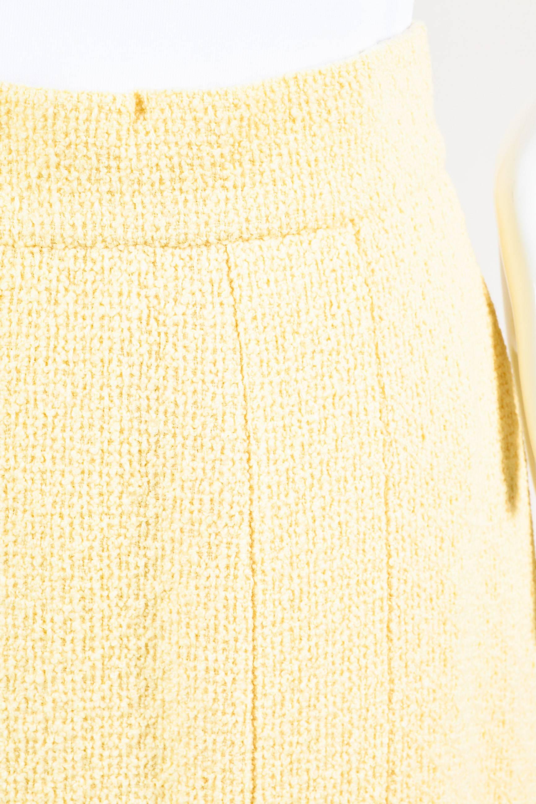 Women's Vintage Chanel Boutique Yellow Boucle Offset 'CC' Button Detail Pencil Skirt For Sale