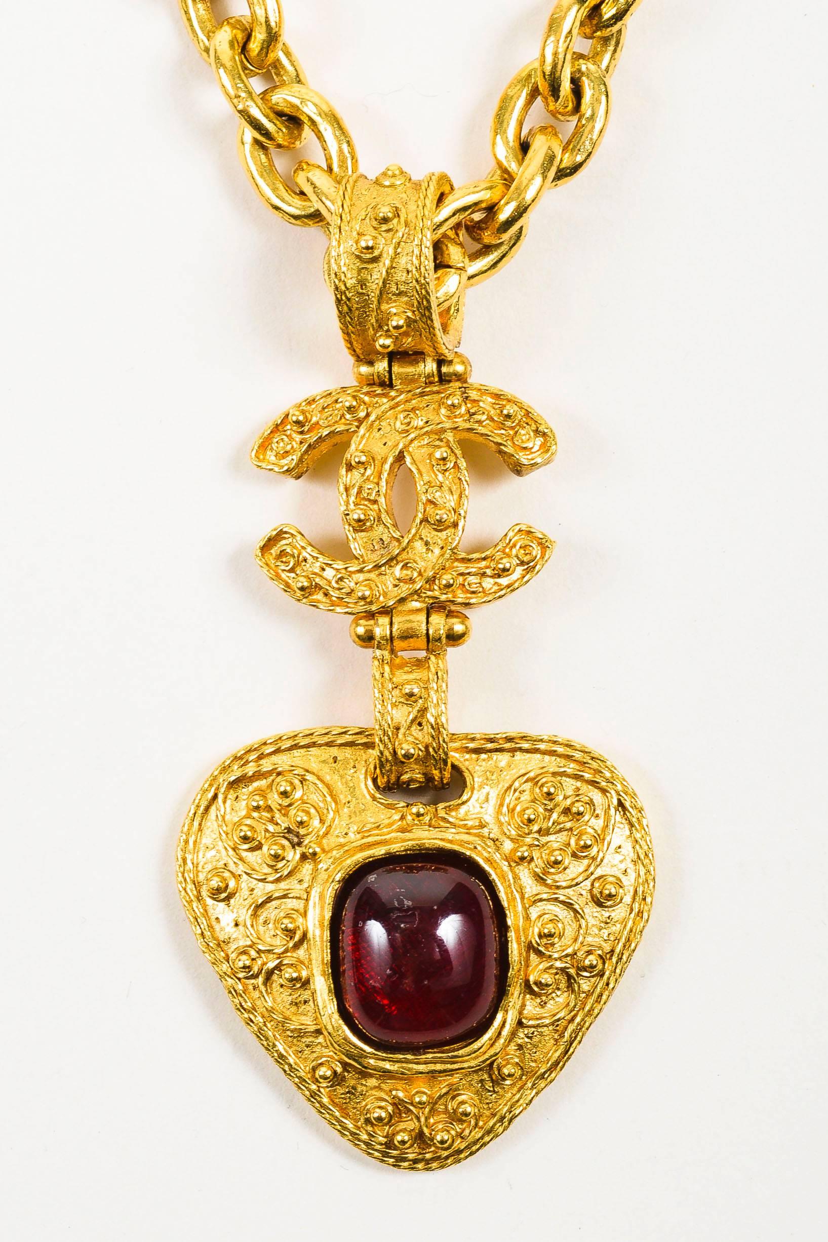Vintage Chanel 94A Gold Tone Red Gripoix Stone 'CC' Logo Pendant Necklace In Good Condition For Sale In Chicago, IL