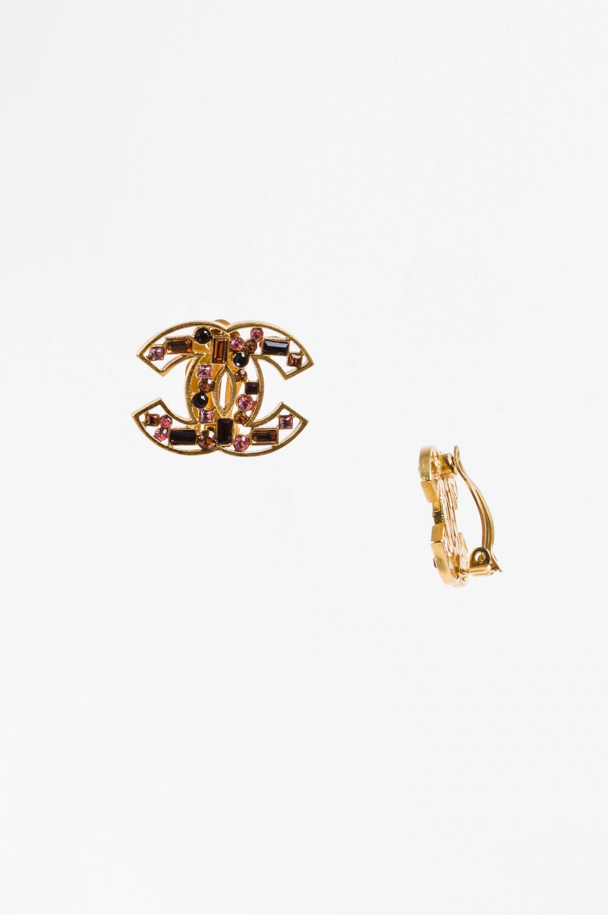 Chanel 03A Gold Tone Brown Pink Crystal Embellished 'CC' Clip On Earrings In Good Condition For Sale In Chicago, IL