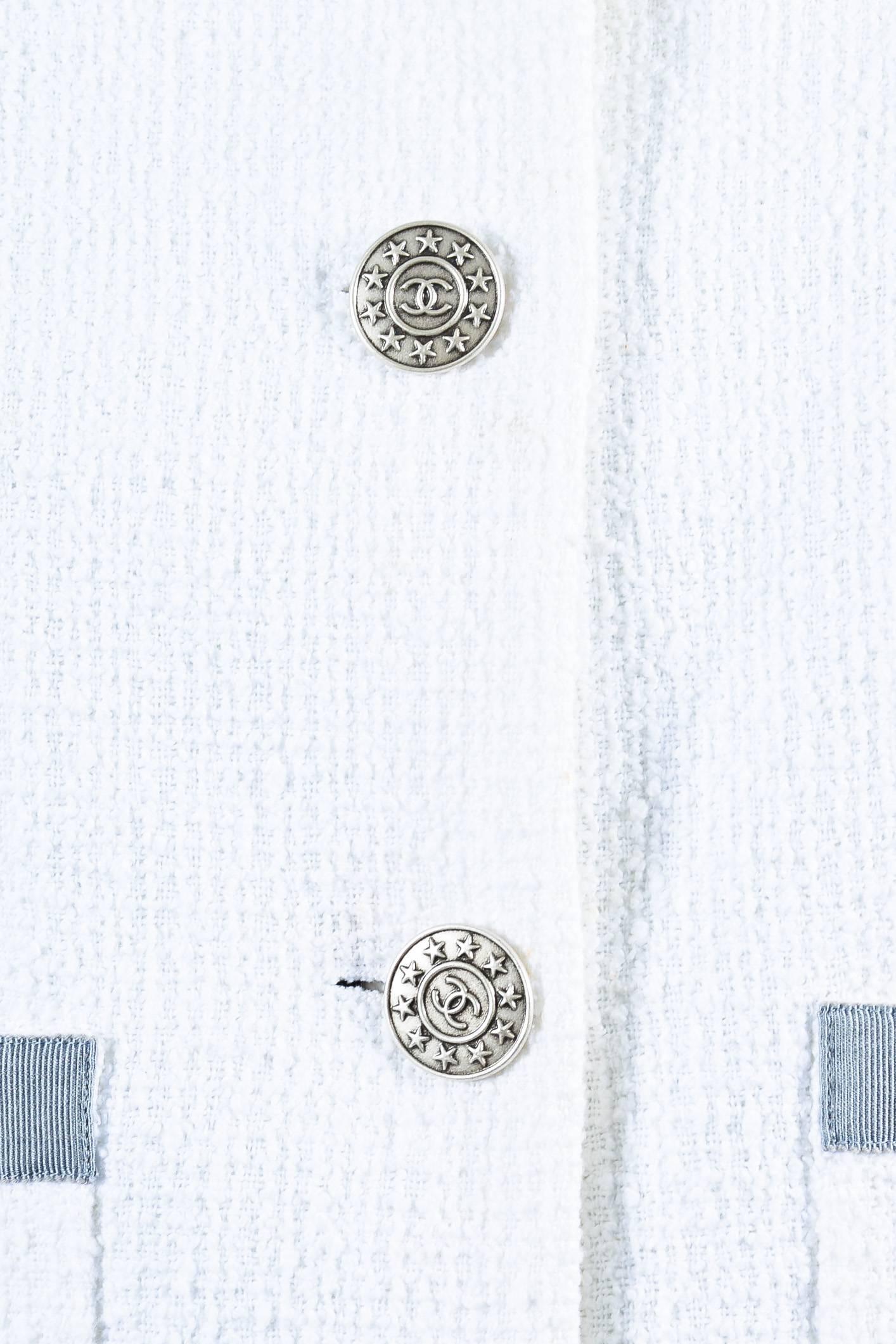 Women's Chanel Gray & White Cotton & Silk Boucle Starred 'CC' Button Jacket SZ 40 For Sale