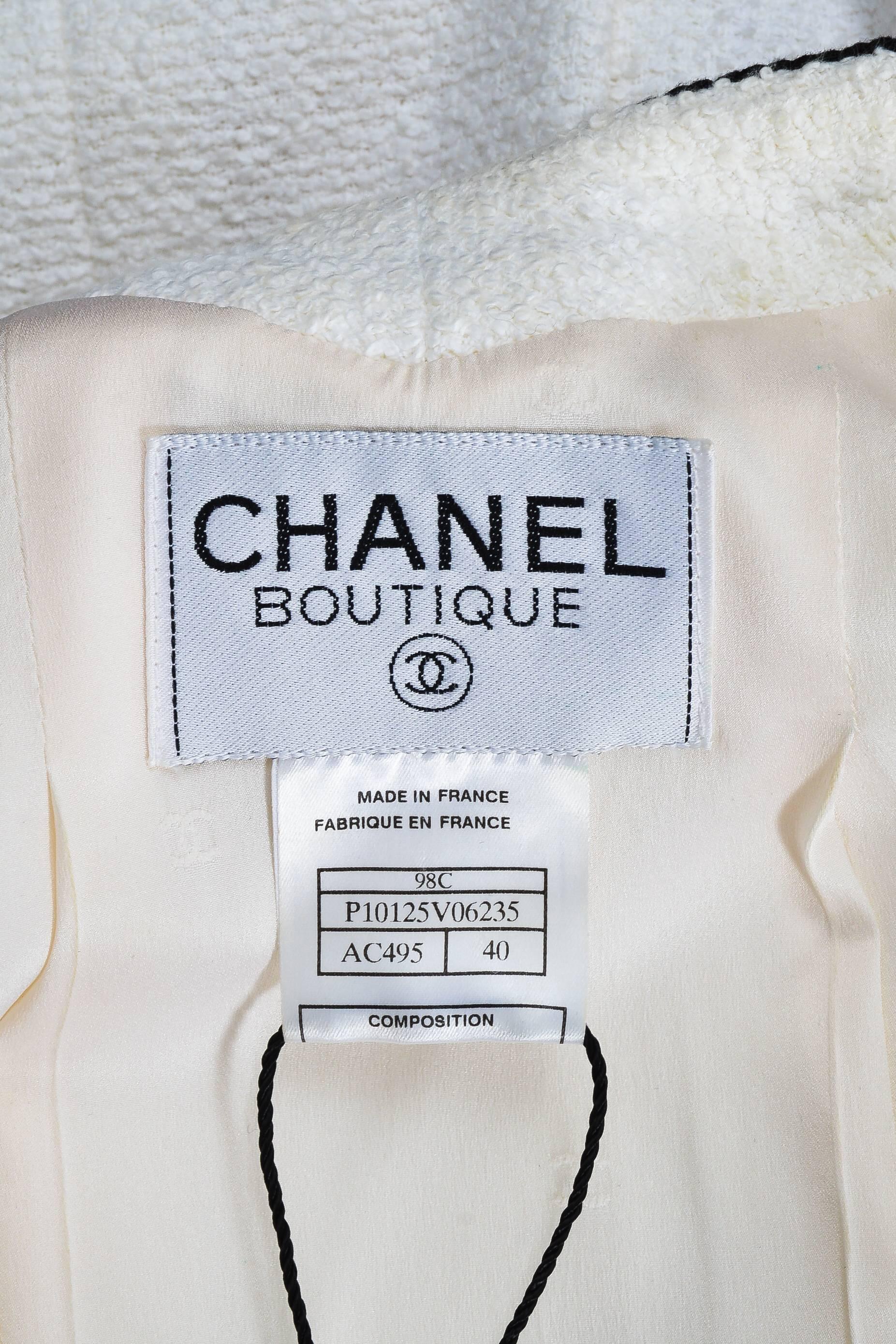 Vintage Chanel Boutique Black & White Cotton Boucle LS Woven Trim Jacket SZ 40 In Good Condition In Chicago, IL