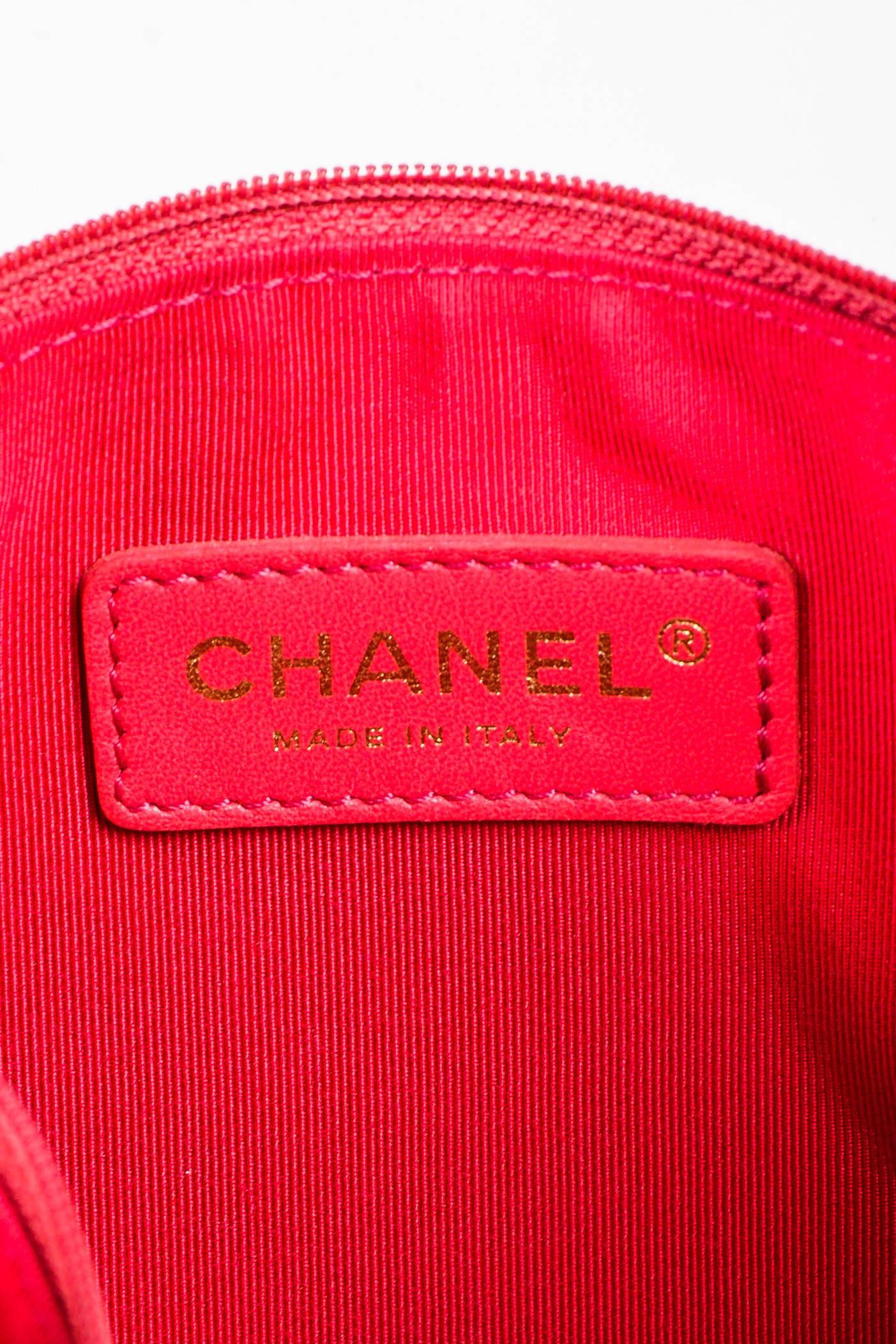 Chanel Dark Pink Patent Leather & PVC 'CC' Logo Beach Tote with Pouch For Sale 5