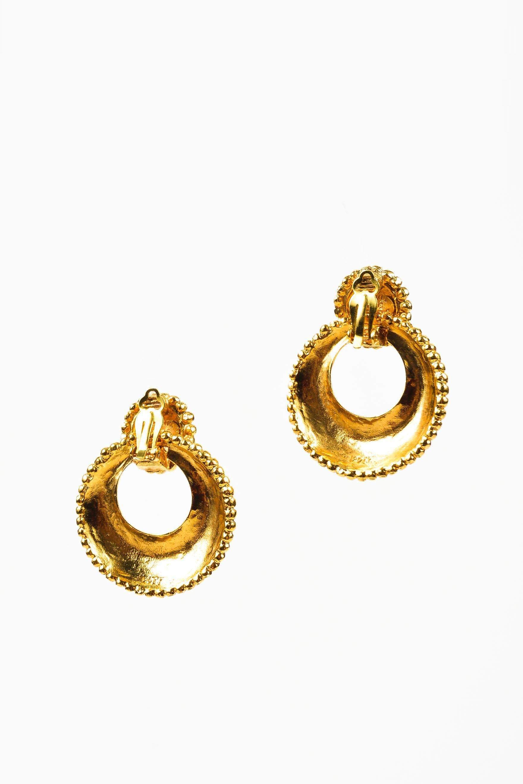 Vintage Chanel Gold Tone Hammered Convertible Hoop Clip On Earrings In Excellent Condition For Sale In Chicago, IL