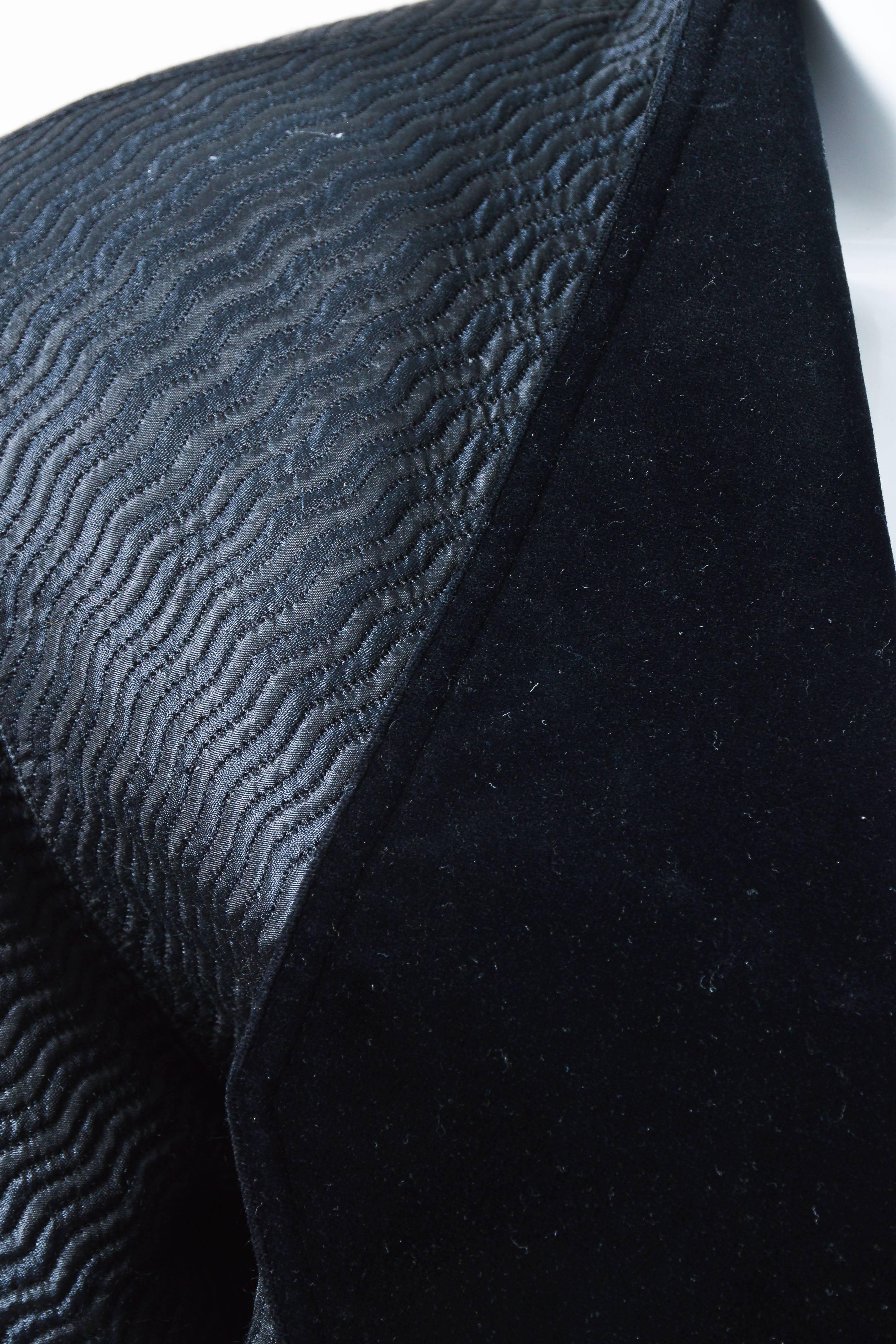 Vintage Gianni Versace Black Quilted Velvet Lapel 3/4 Sleeve Jacket Size 42 For Sale 1