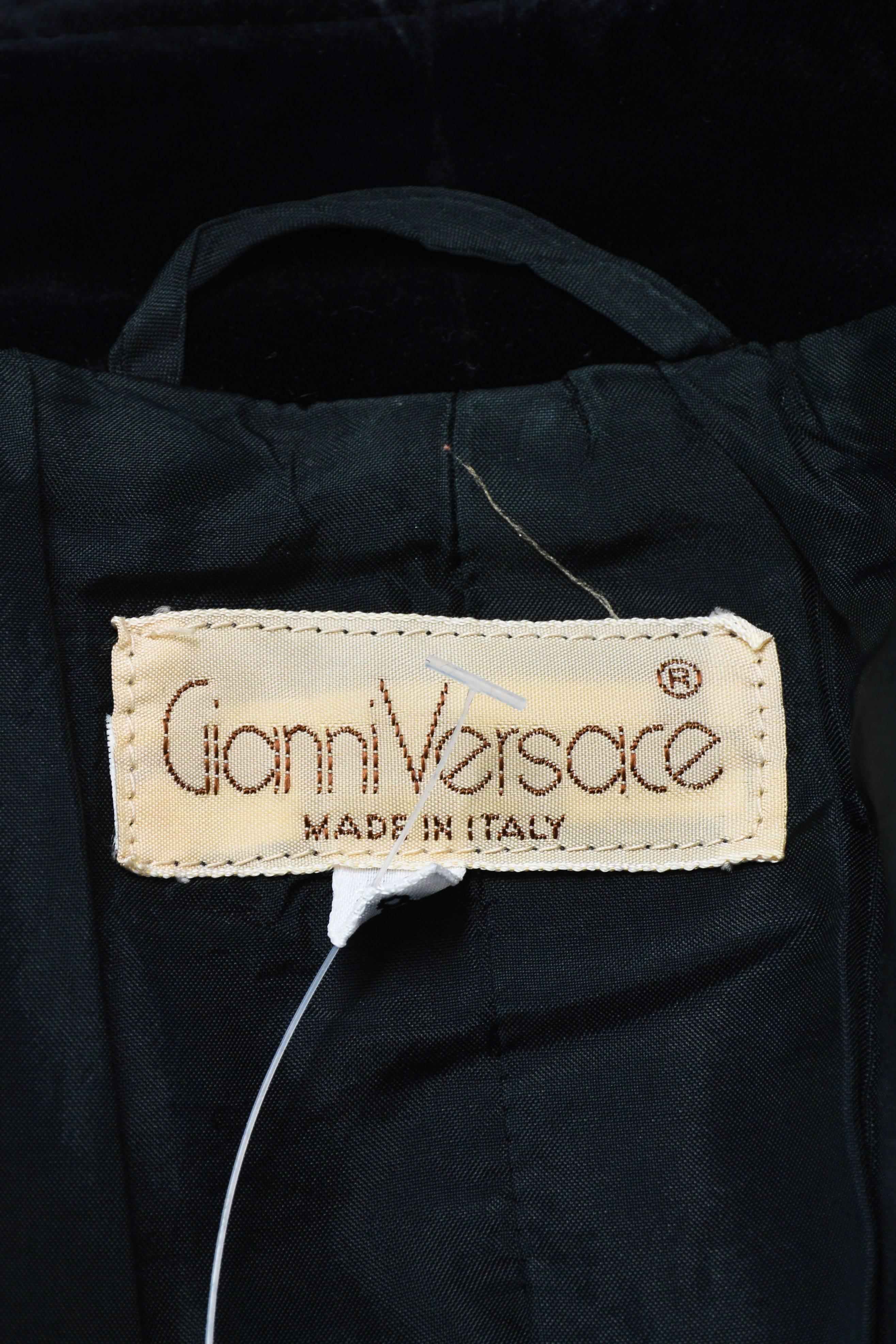 Women's Vintage Gianni Versace Black Quilted Velvet Lapel 3/4 Sleeve Jacket Size 42 For Sale