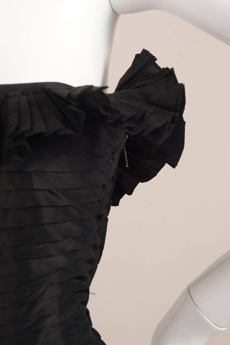 Oscar de la Renta Black Tiered Pleated Tulle Trim Strapless Mermaid Gown In Good Condition For Sale In Chicago, IL