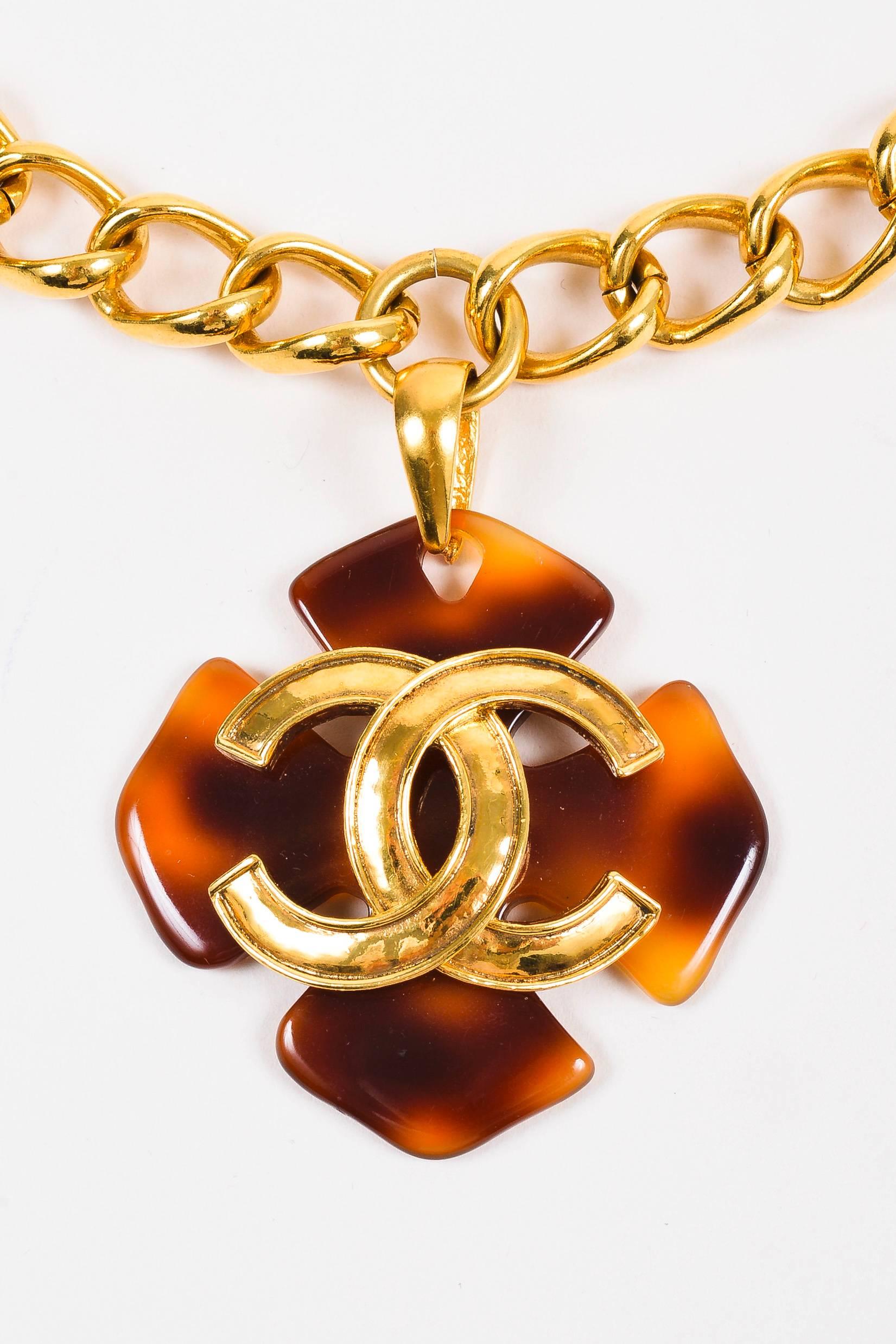 Chanel 95P Gold Tone Chain Link Tortoise Shell Clover 'CC' Pendant Necklace In Excellent Condition For Sale In Chicago, IL