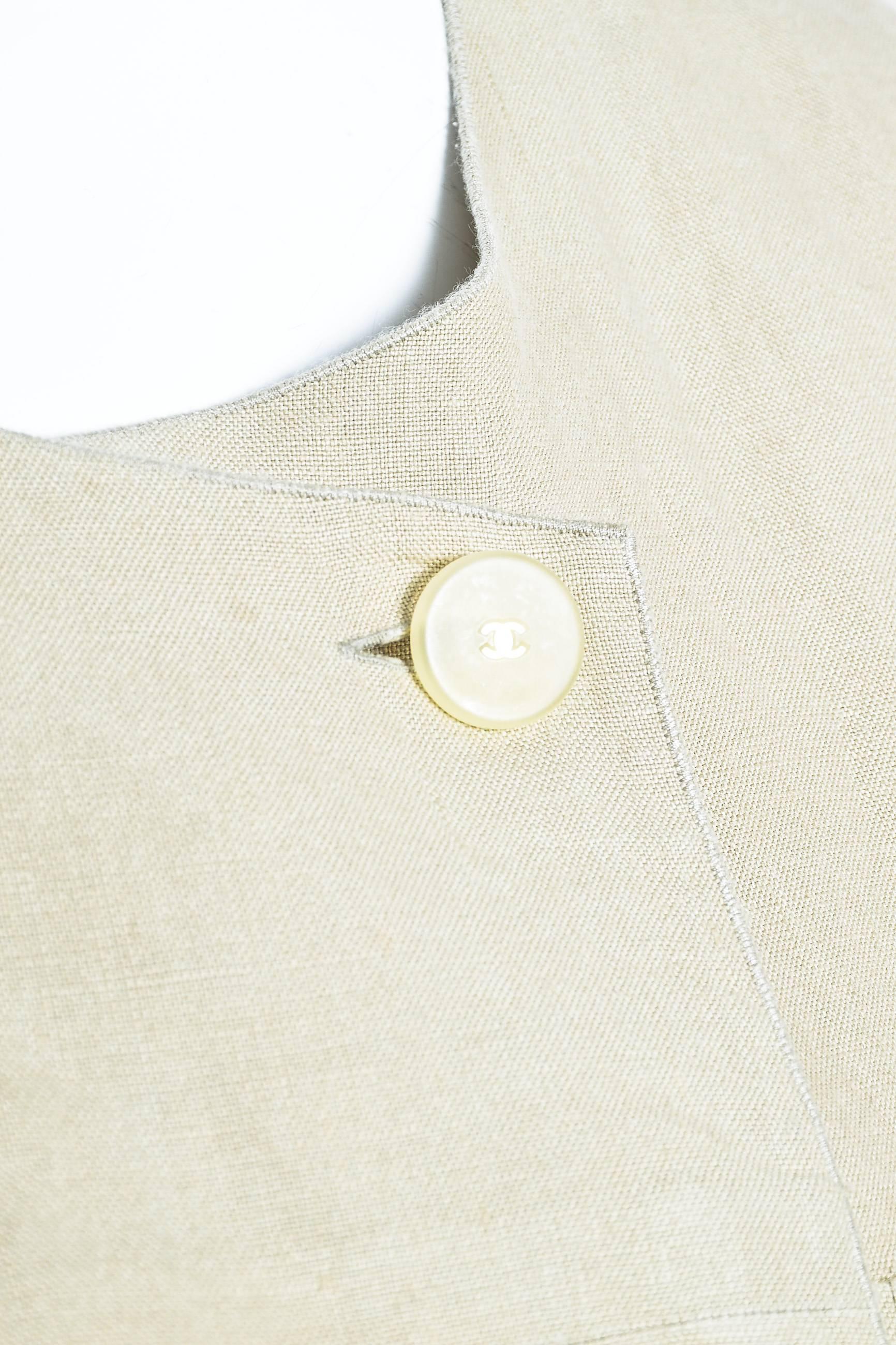 Women's Vintage Chanel 00C Khaki Beige Linen Asymmetrically Buttoned Vest Size 40 For Sale